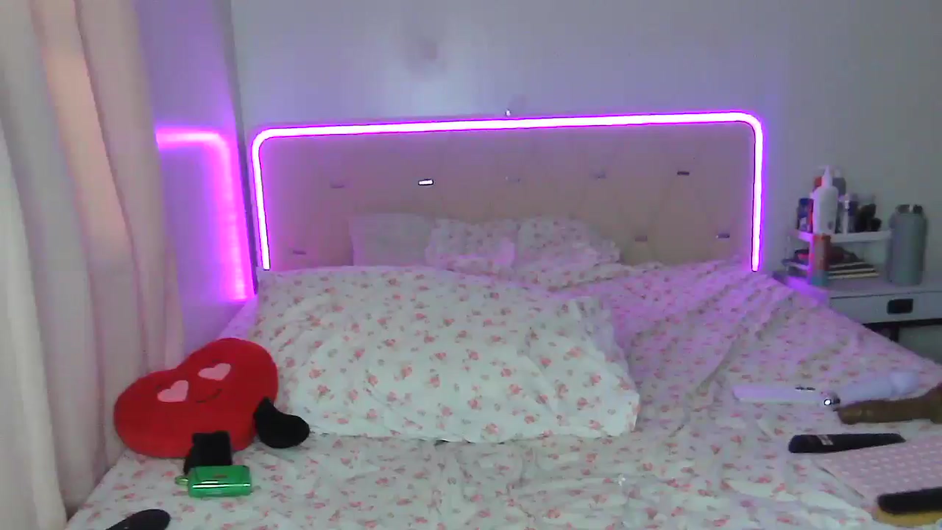 Gallery image thumbnail from Madisonfoxx69's myfreecams stream on, 08/14/2025, 24:31 image 17 of 20