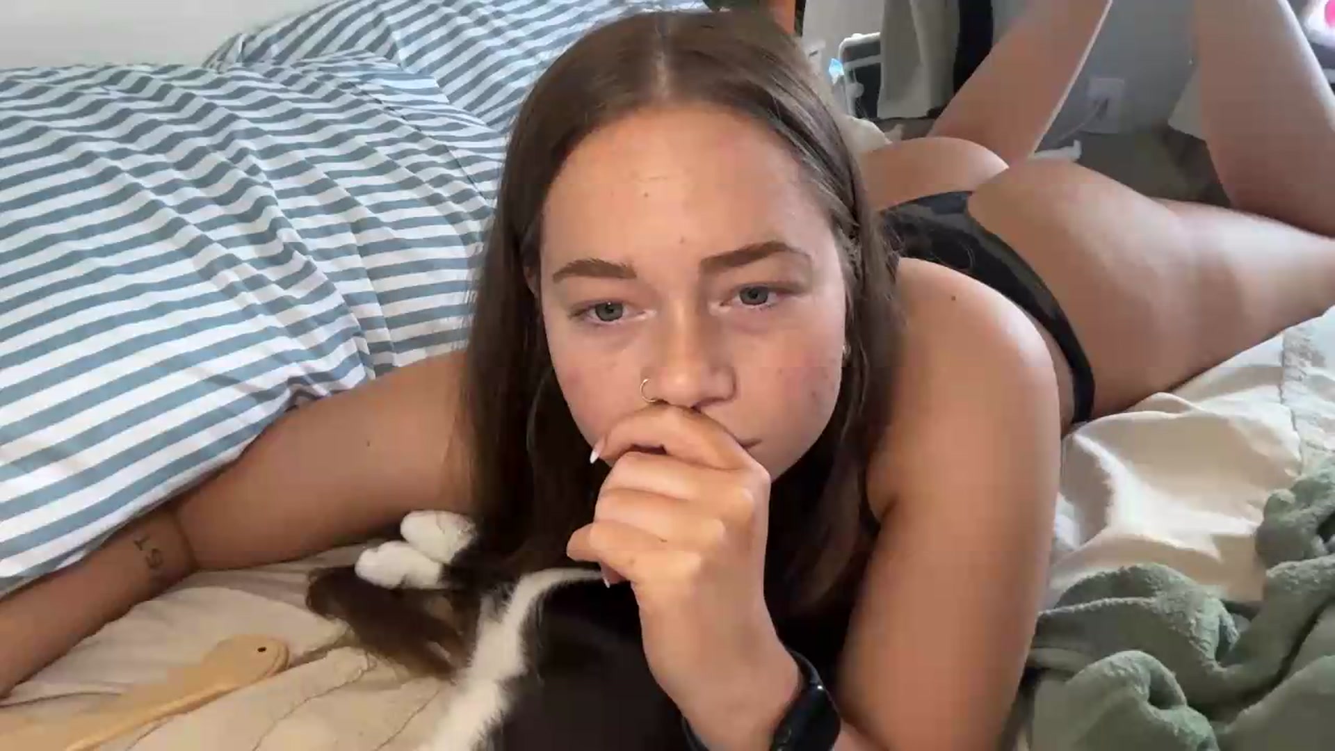 Gallery image thumbnail from Madisonfoxx69's myfreecams stream on, 06/28/2026, 19:43 image 17 of 20
