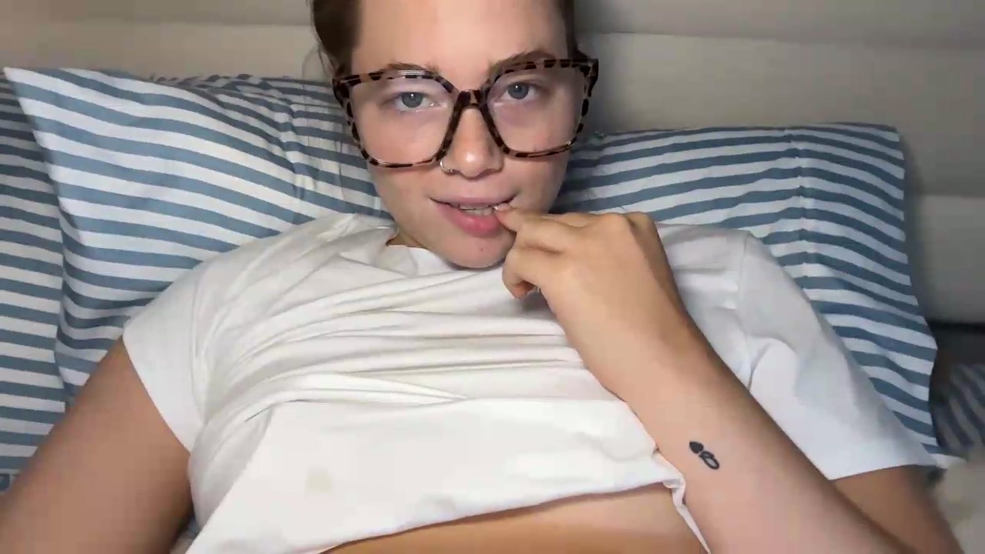 Gallery image thumbnail from Madisonfoxx69's myfreecams stream on, 08/12/2026, 19:40 image 19 of 20