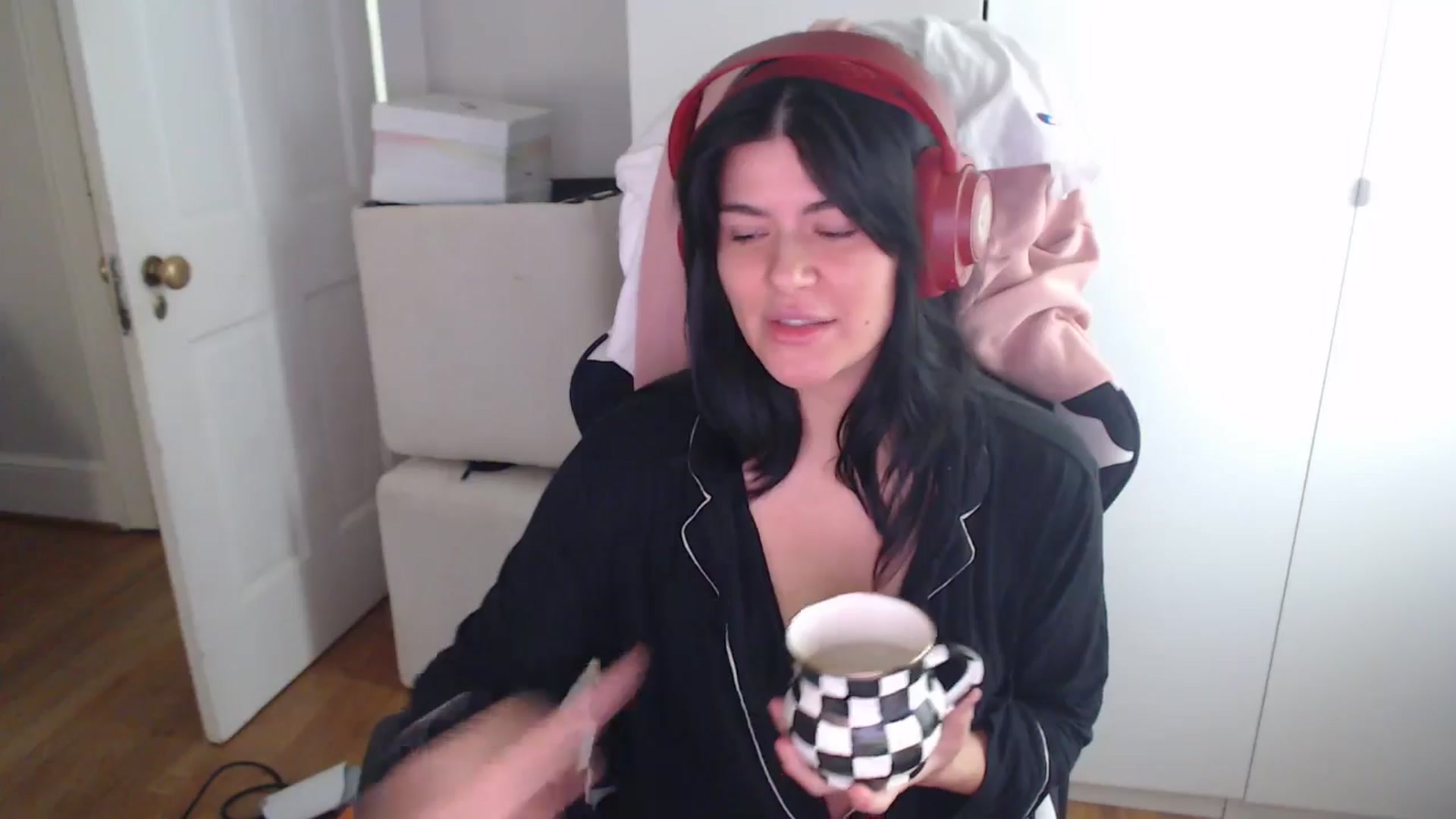 Gallery image thumbnail from Mageret's myfreecams stream on, 07/19/2025, 19:59 image 6 of 20