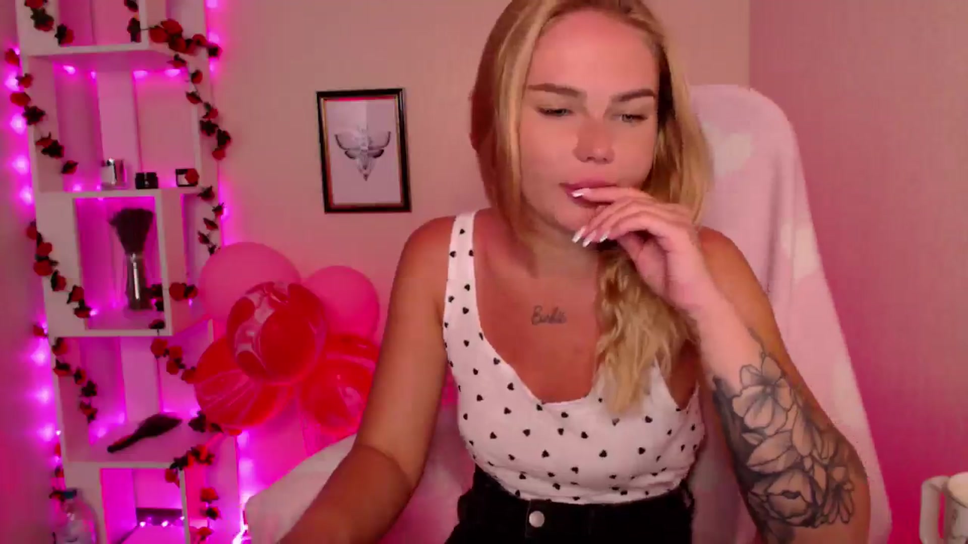 Gallery image thumbnail from MagicLilli_'s myfreecams stream on, 06/17/2024, 04:10 image 3 of 20