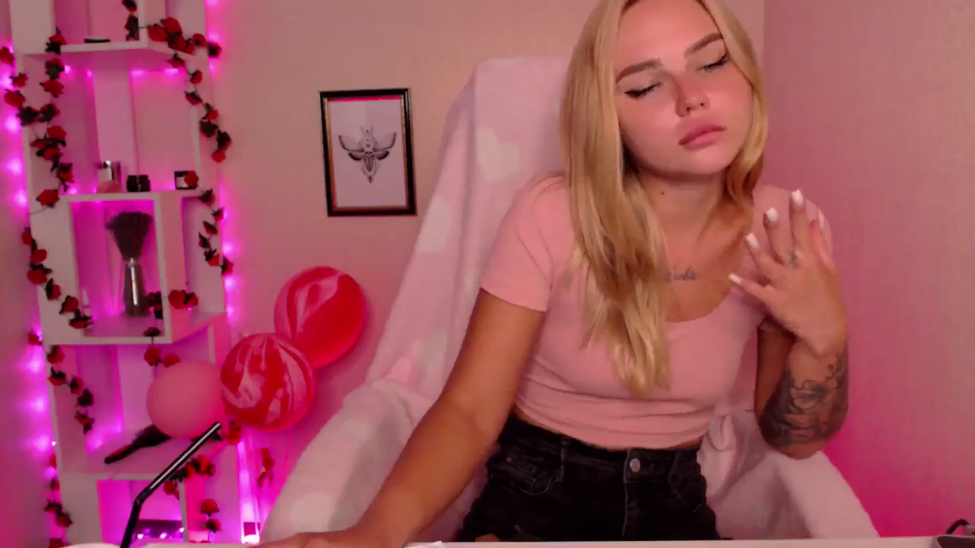 Gallery image thumbnail from MagicLilli_'s myfreecams stream on, 06/28/2024, 02:15 image 14 of 20