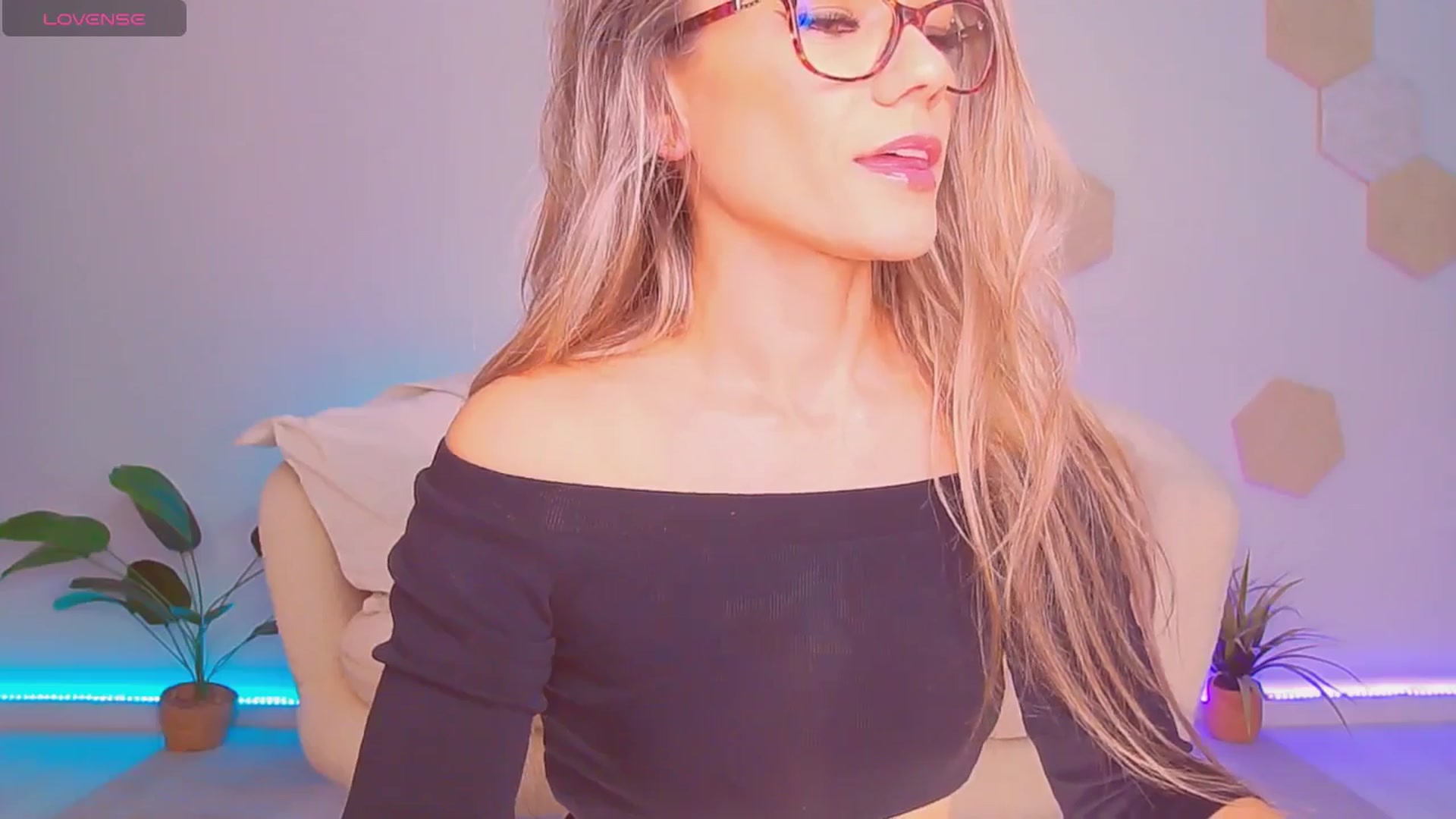 Gallery image thumbnail from Magic__Candy's myfreecams stream on, 11/09/2025, 24:43 image 6 of 20