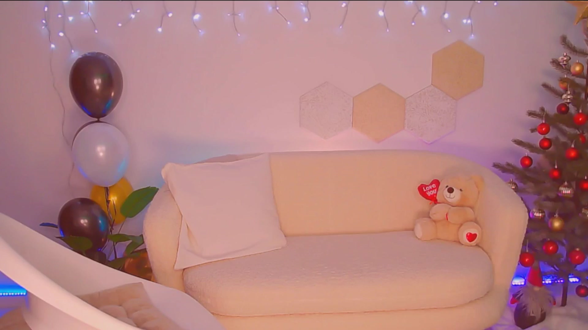 Gallery image thumbnail from Magic__Candy's myfreecams stream on, 12/14/2025, 23:34 image 17 of 20