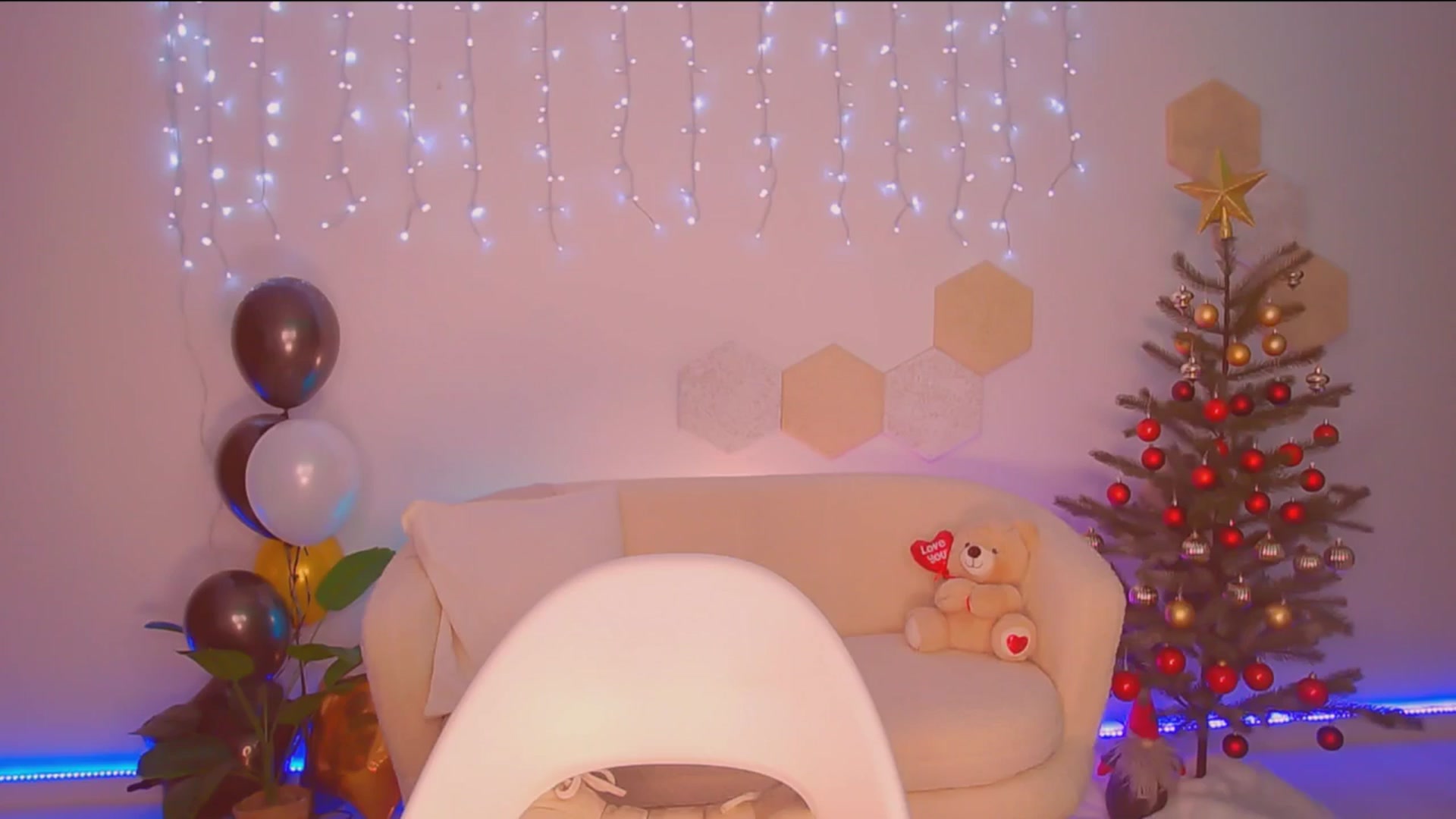 Gallery image thumbnail from Magic__Candy's myfreecams stream on, 12/15/2025, 24:17 image 4 of 20