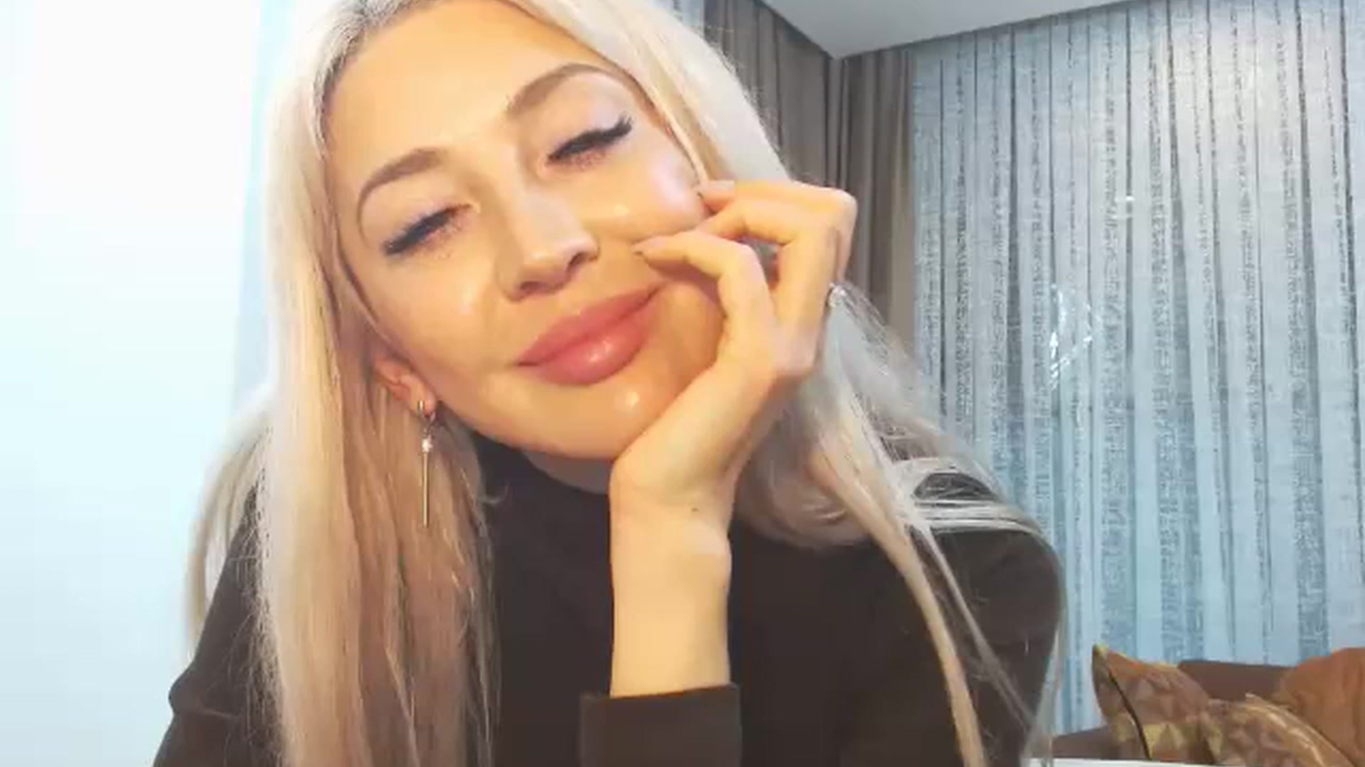 Gallery image thumbnail from Magic__Eyes__'s myfreecams stream on, 12/05/2025, 11:53 image 18 of 20