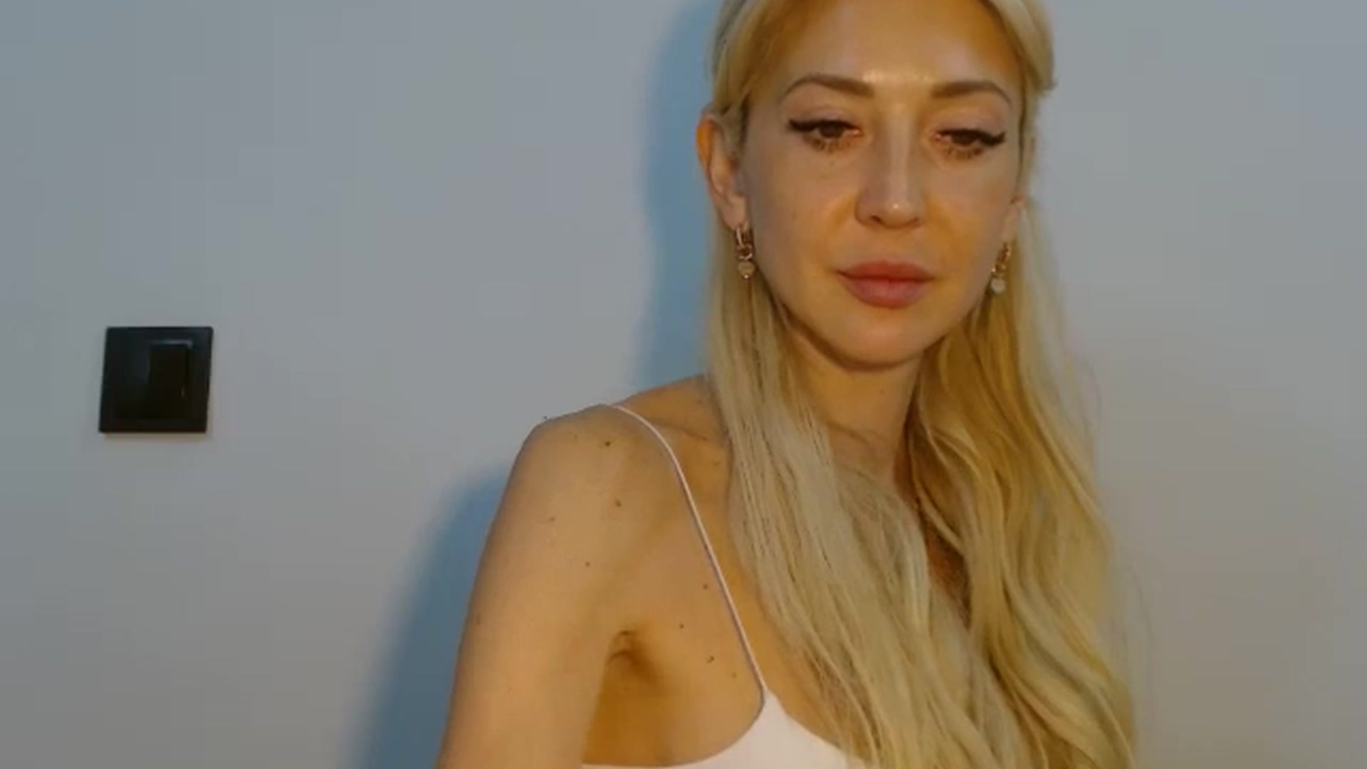 Gallery image thumbnail from Magic__Eyes__'s myfreecams stream on, 05/03/2026, 17:37 image 17 of 20