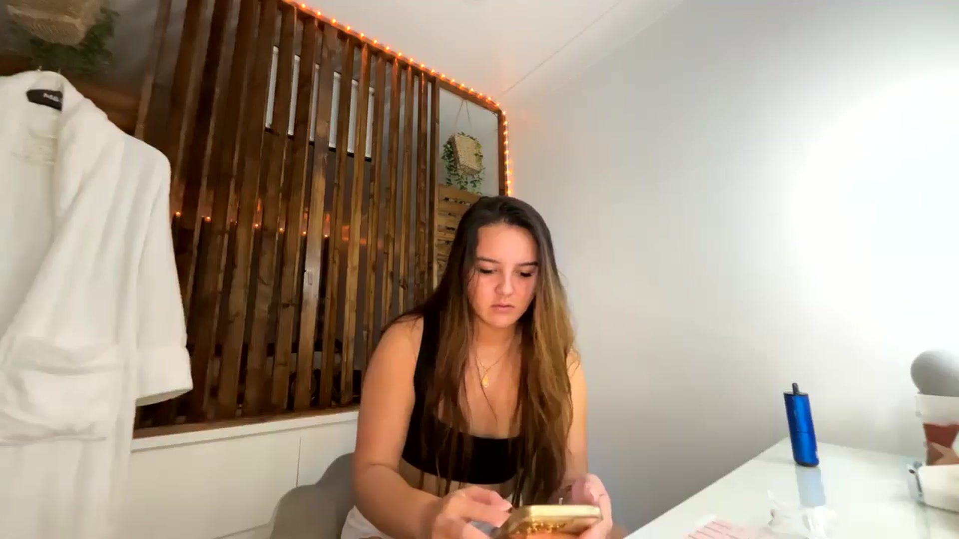 Gallery image thumbnail from Magnolia_xo's myfreecams stream on, 10/16/2024, 18:17 image 15 of 20