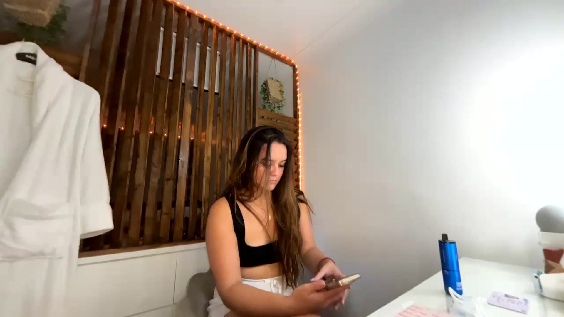 Gallery image thumbnail from Magnolia_xo's myfreecams stream on, 10/16/2024, 18:17 image 2 of 20