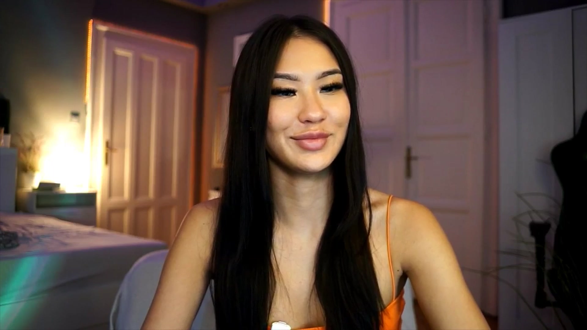 Gallery image thumbnail from MaiStream's myfreecams stream on, 12/18/2025, 21:32 image 17 of 20