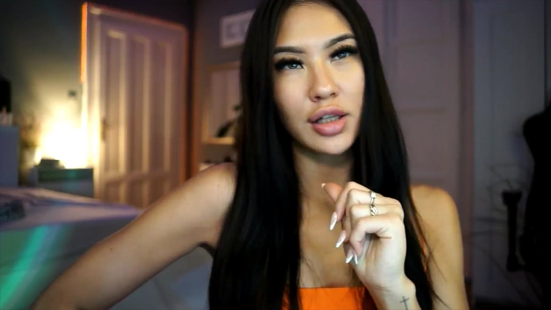 Gallery image thumbnail from MaiStream's myfreecams stream on, 12/18/2025, 23:03 image 17 of 20
