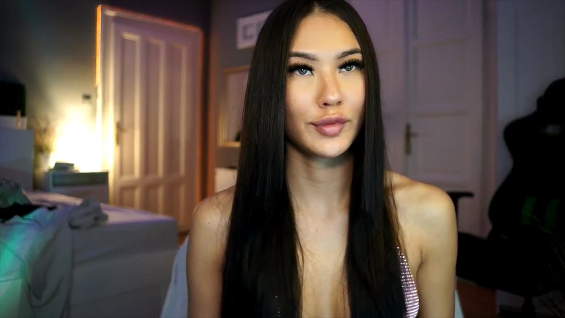 Gallery image thumbnail from MaiStream's myfreecams stream on, 12/19/2025, 19:45 image 17 of 20