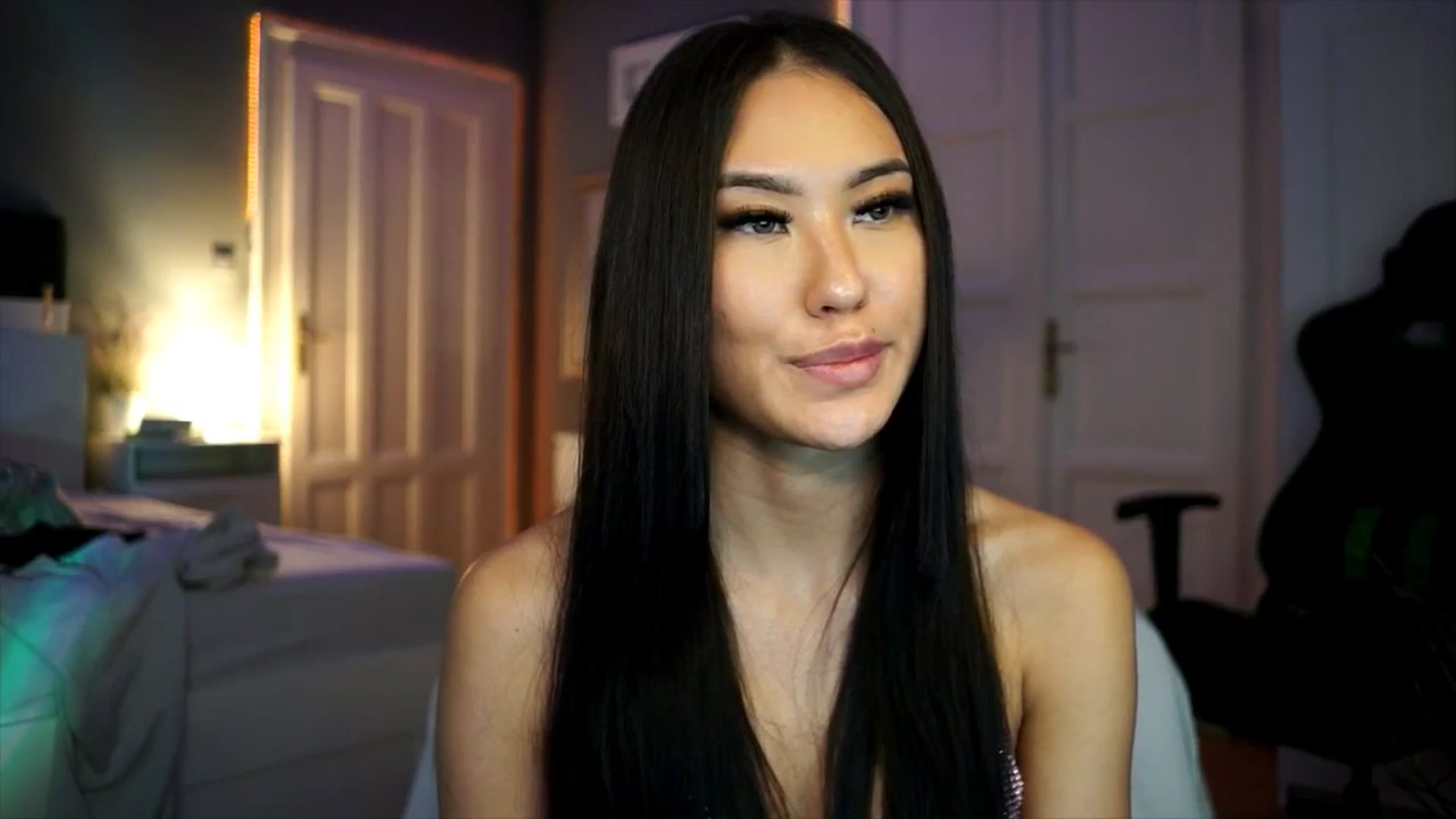 Gallery image thumbnail from MaiStream's myfreecams stream on, 12/19/2025, 21:00 image 16 of 20