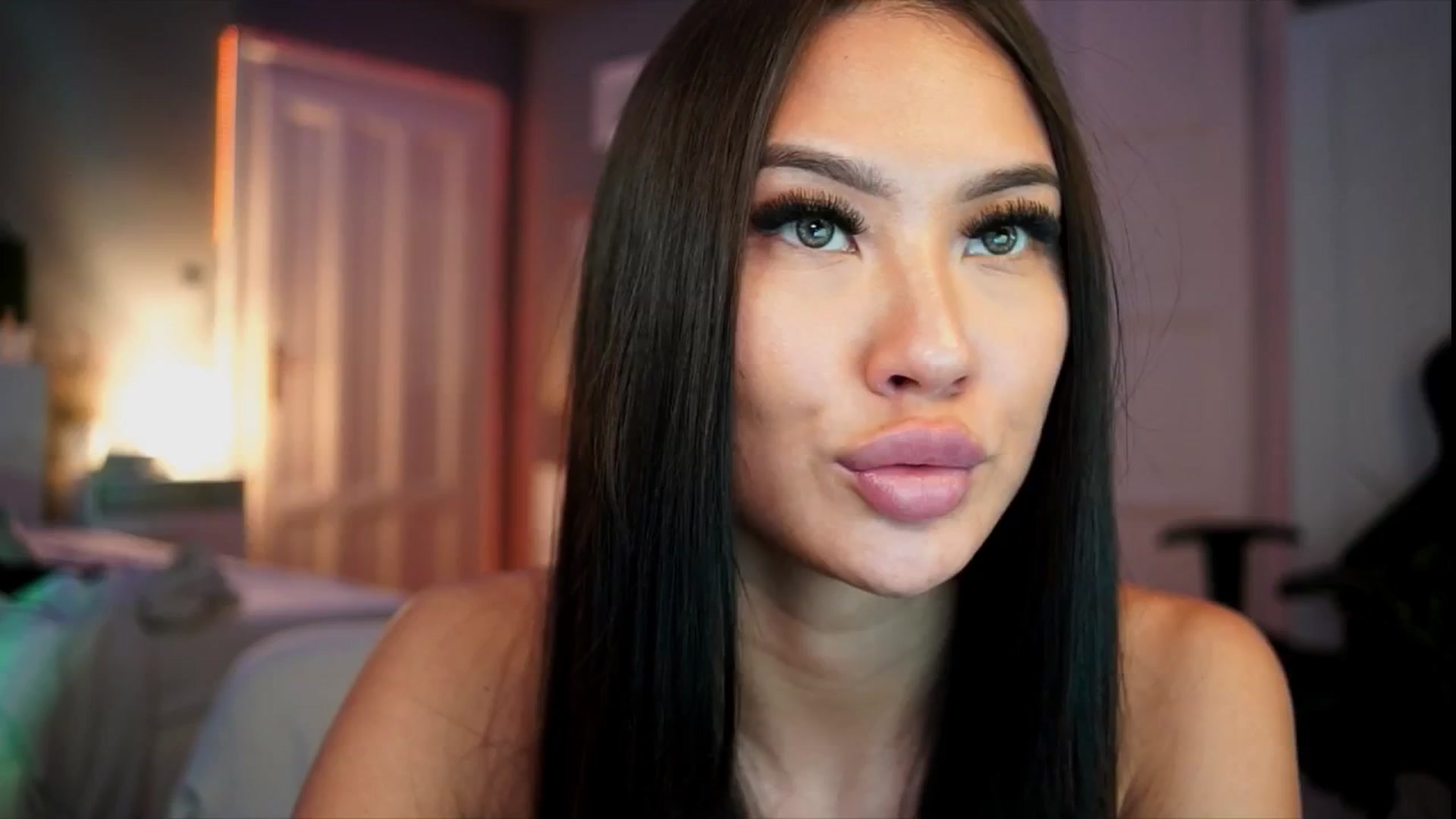 Gallery image thumbnail from MaiStream's myfreecams stream on, 12/19/2025, 23:23 image 10 of 20