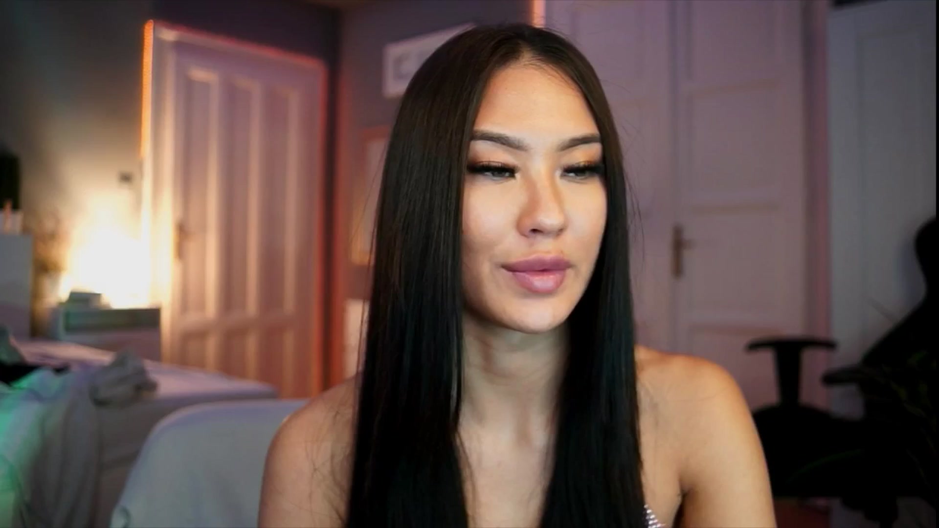 Gallery image thumbnail from MaiStream's myfreecams stream on, 12/19/2025, 23:23 image 17 of 20
