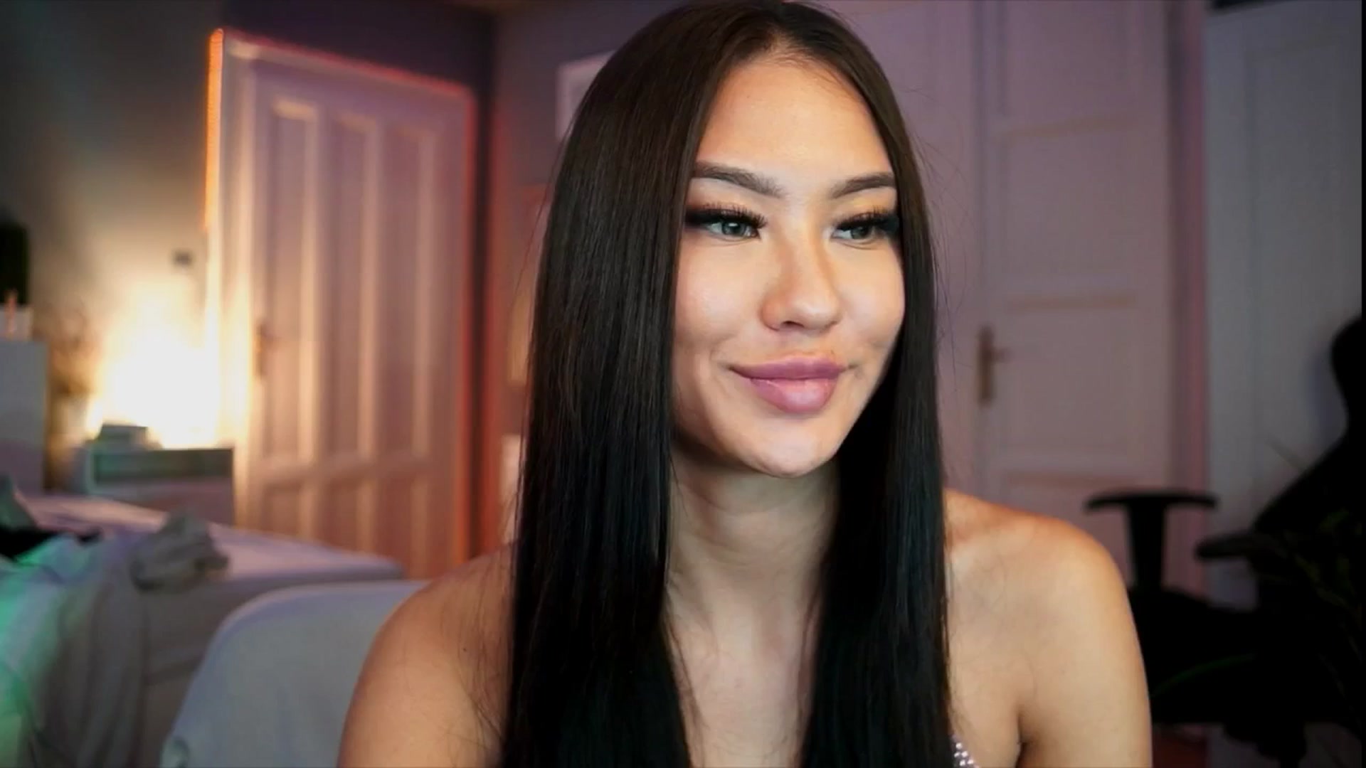 Gallery image thumbnail from MaiStream's myfreecams stream on, 12/19/2025, 23:23 image 12 of 20