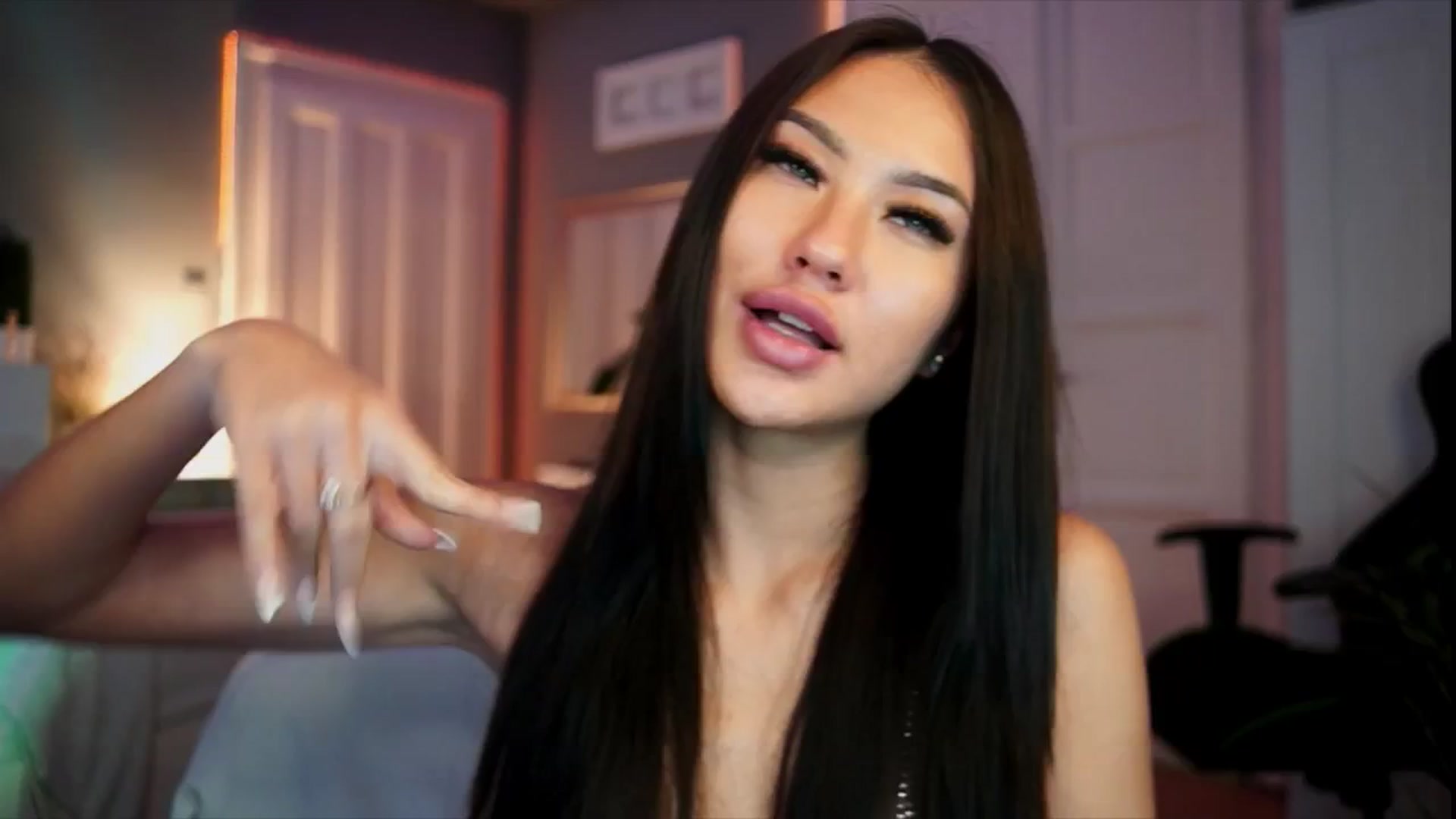Gallery image thumbnail from MaiStream's myfreecams stream on, 12/19/2025, 23:23 image 18 of 20