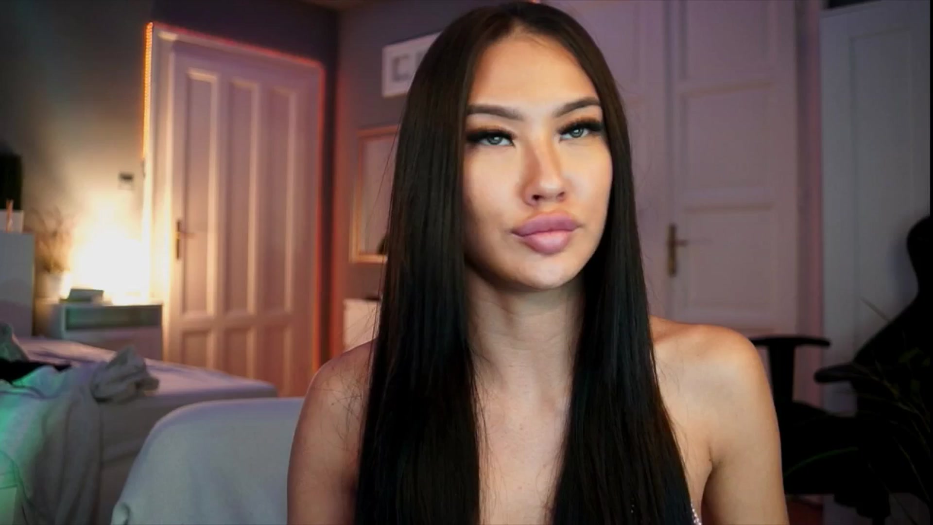 Gallery image thumbnail from MaiStream's myfreecams stream on, 12/19/2025, 23:23 image 1 of 20