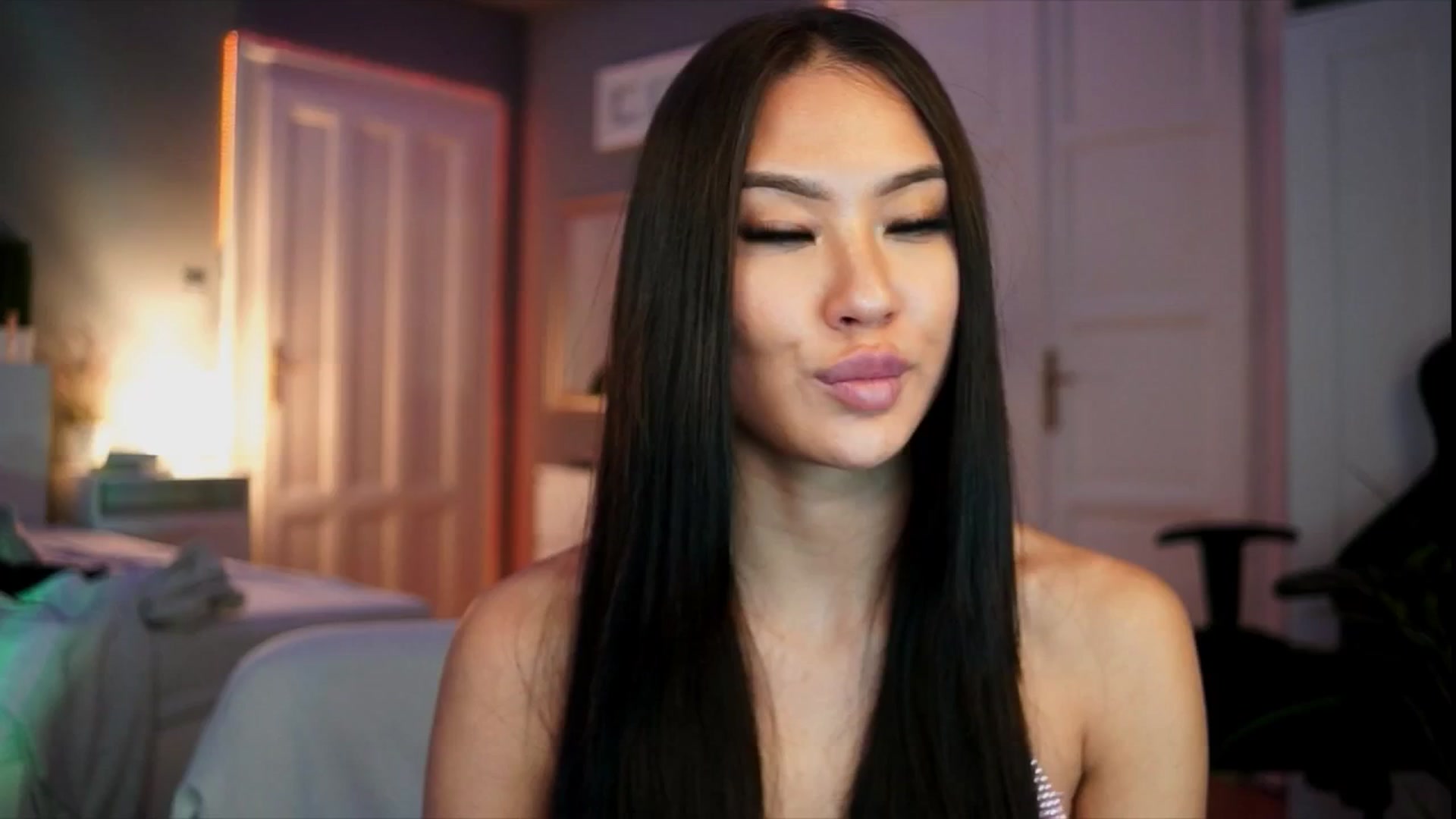 Gallery image thumbnail from MaiStream's myfreecams stream on, 12/19/2025, 23:23 image 13 of 20