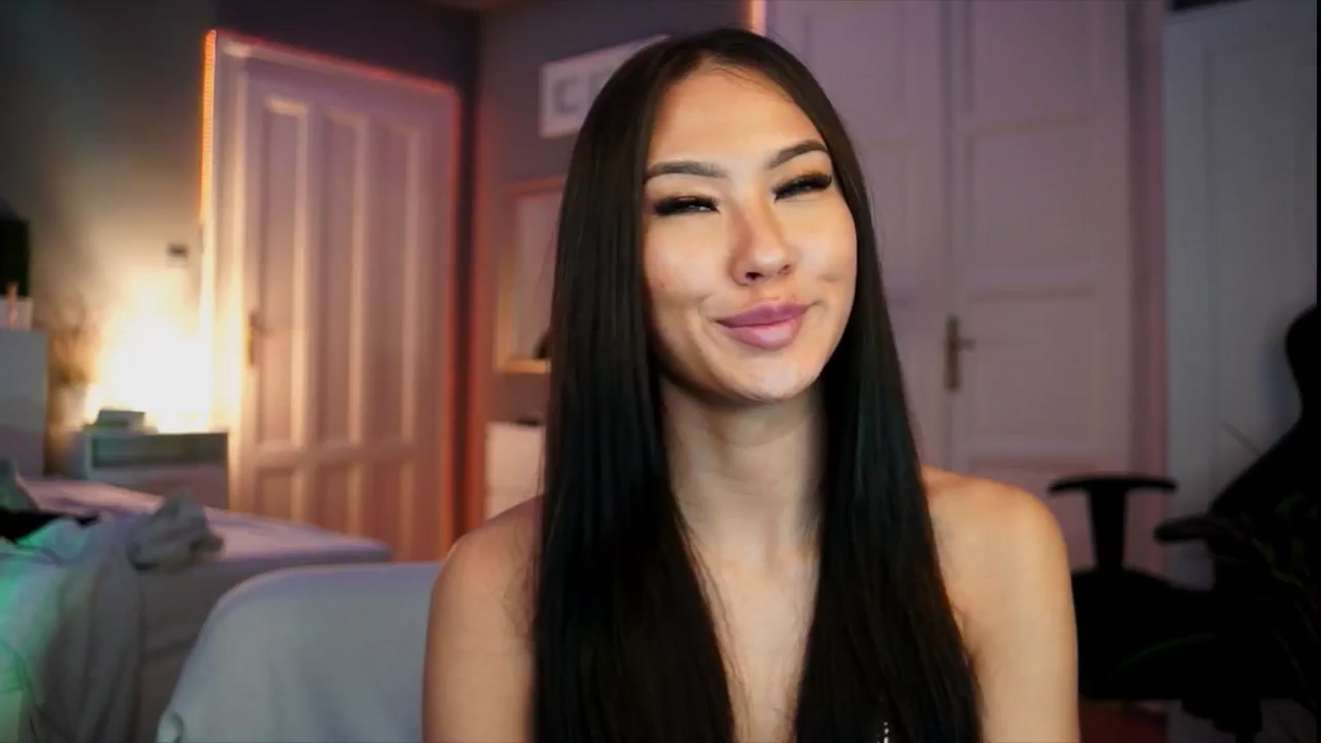 Gallery image thumbnail from MaiStream's myfreecams stream on, 12/19/2025, 23:23 image 7 of 20