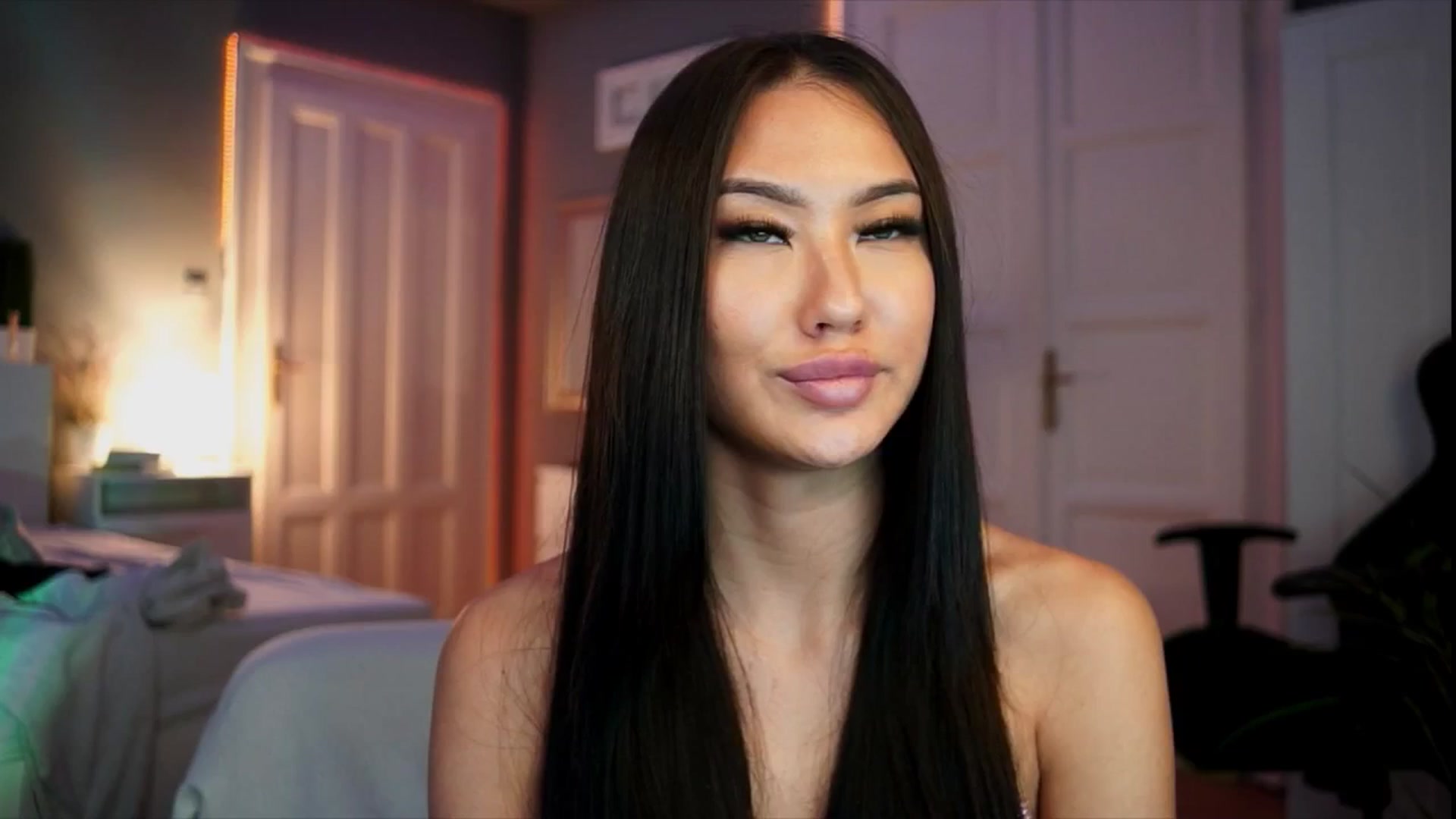 Gallery image thumbnail from MaiStream's myfreecams stream on, 12/19/2025, 23:23 image 9 of 20