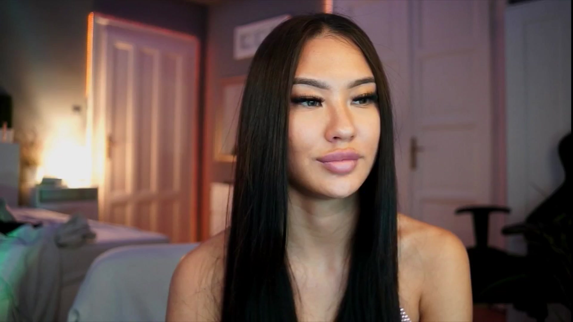 Gallery image thumbnail from MaiStream's myfreecams stream on, 12/19/2025, 23:23 image 14 of 20