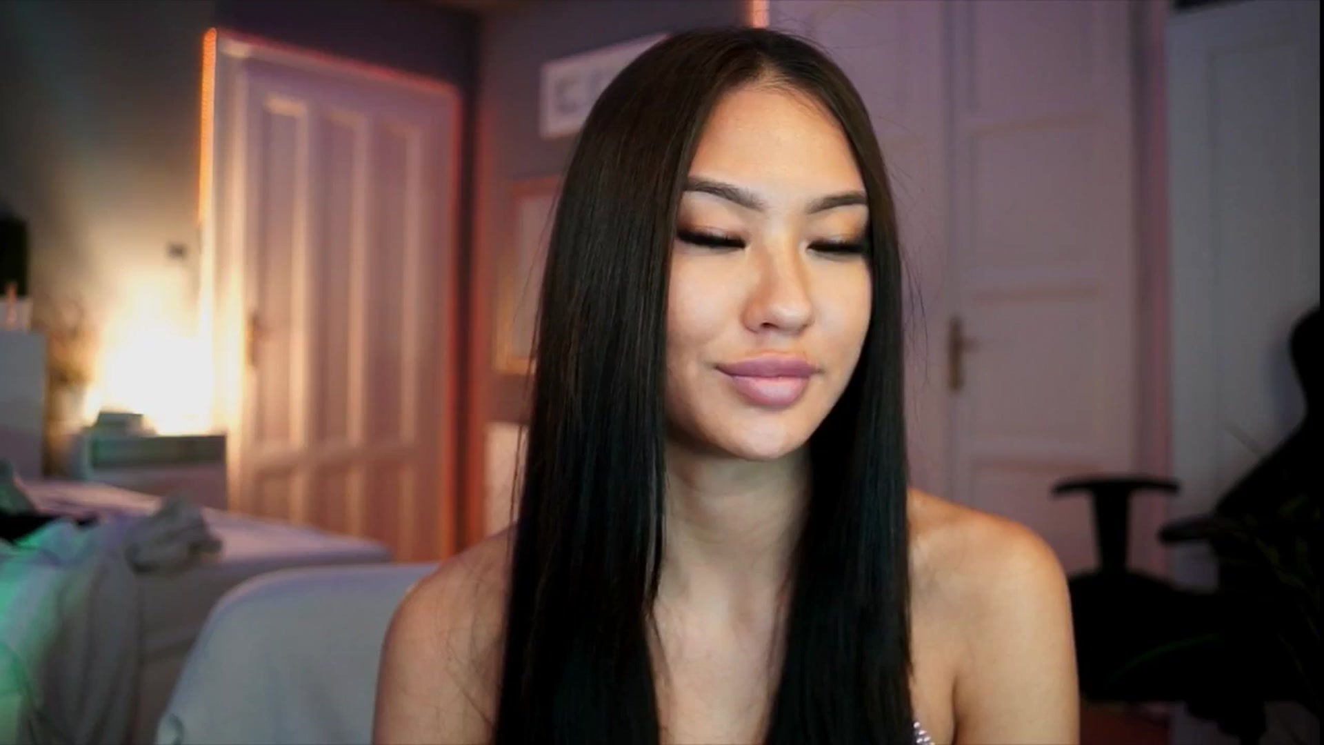 Gallery image thumbnail from MaiStream's myfreecams stream on, 12/19/2025, 23:23 image 15 of 20