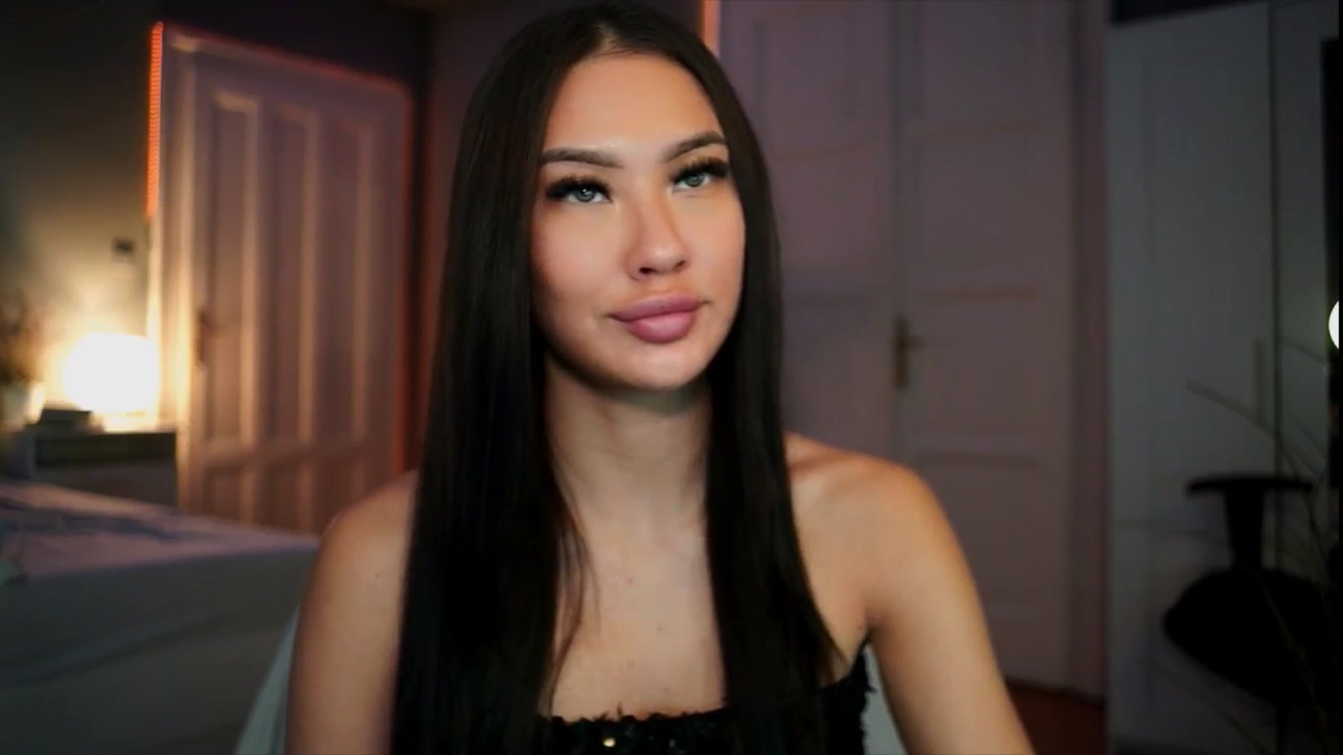 Gallery image thumbnail from MaiStream's myfreecams stream on, 12/22/2025, 19:19 image 2 of 20