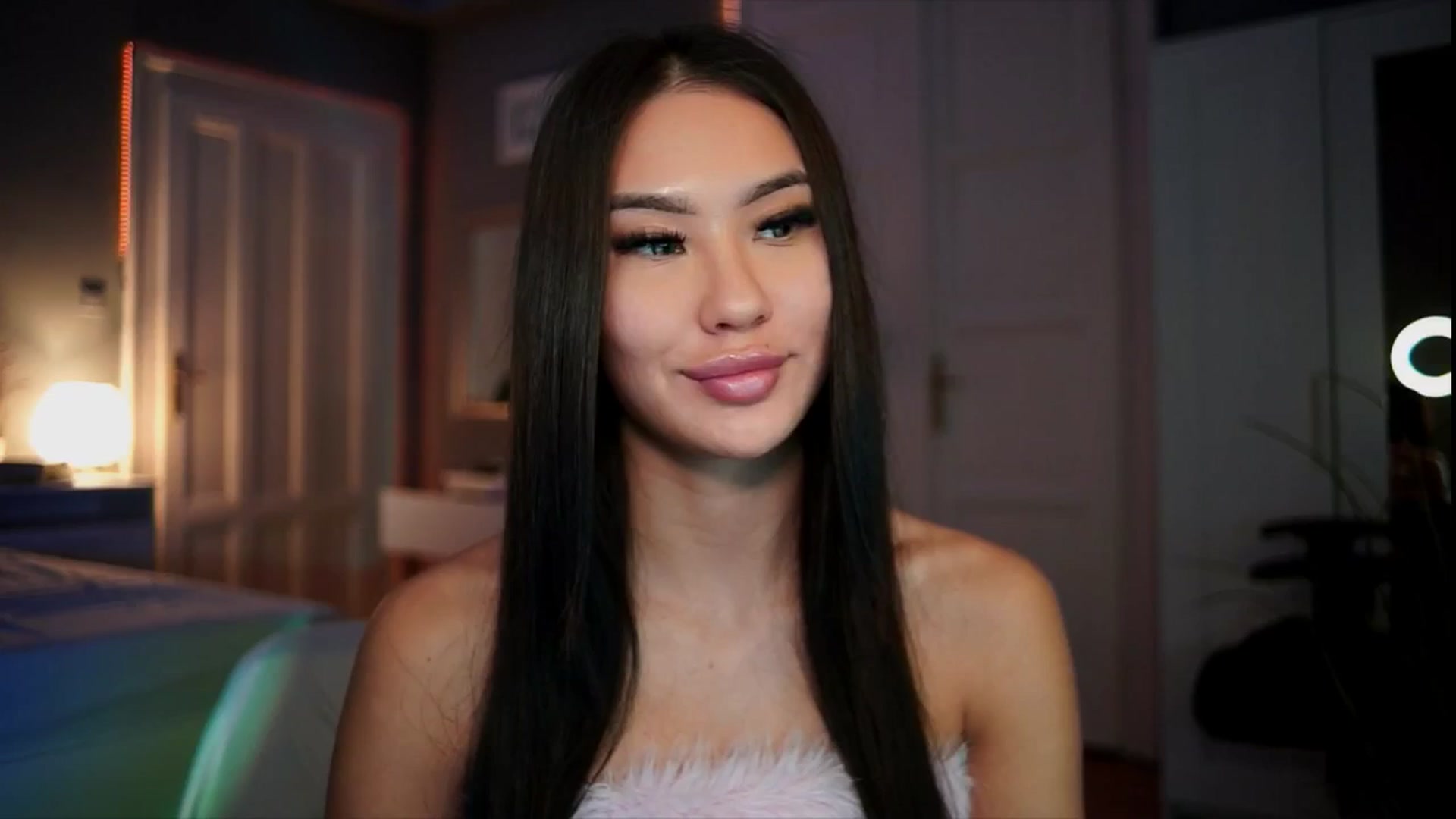 Gallery image thumbnail from MaiStream's myfreecams stream on, 12/24/2025, 22:14 image 3 of 20