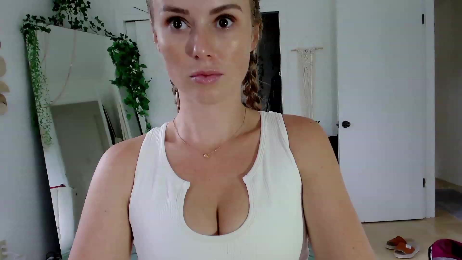 Gallery image thumbnail from Make_It_Reina's myfreecams stream on, 12/01/2022, 22:43 image 2 of 20