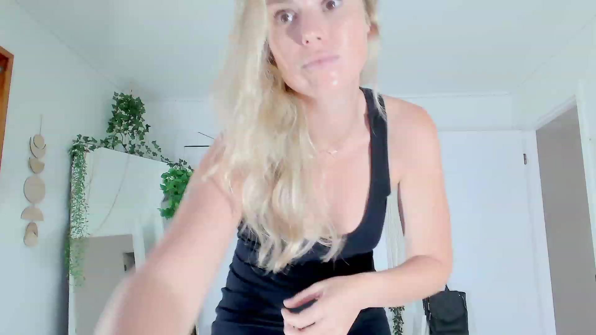 Gallery image thumbnail from Make_It_Reina's myfreecams stream on, 03/24/2023, 02:36 image 8 of 20