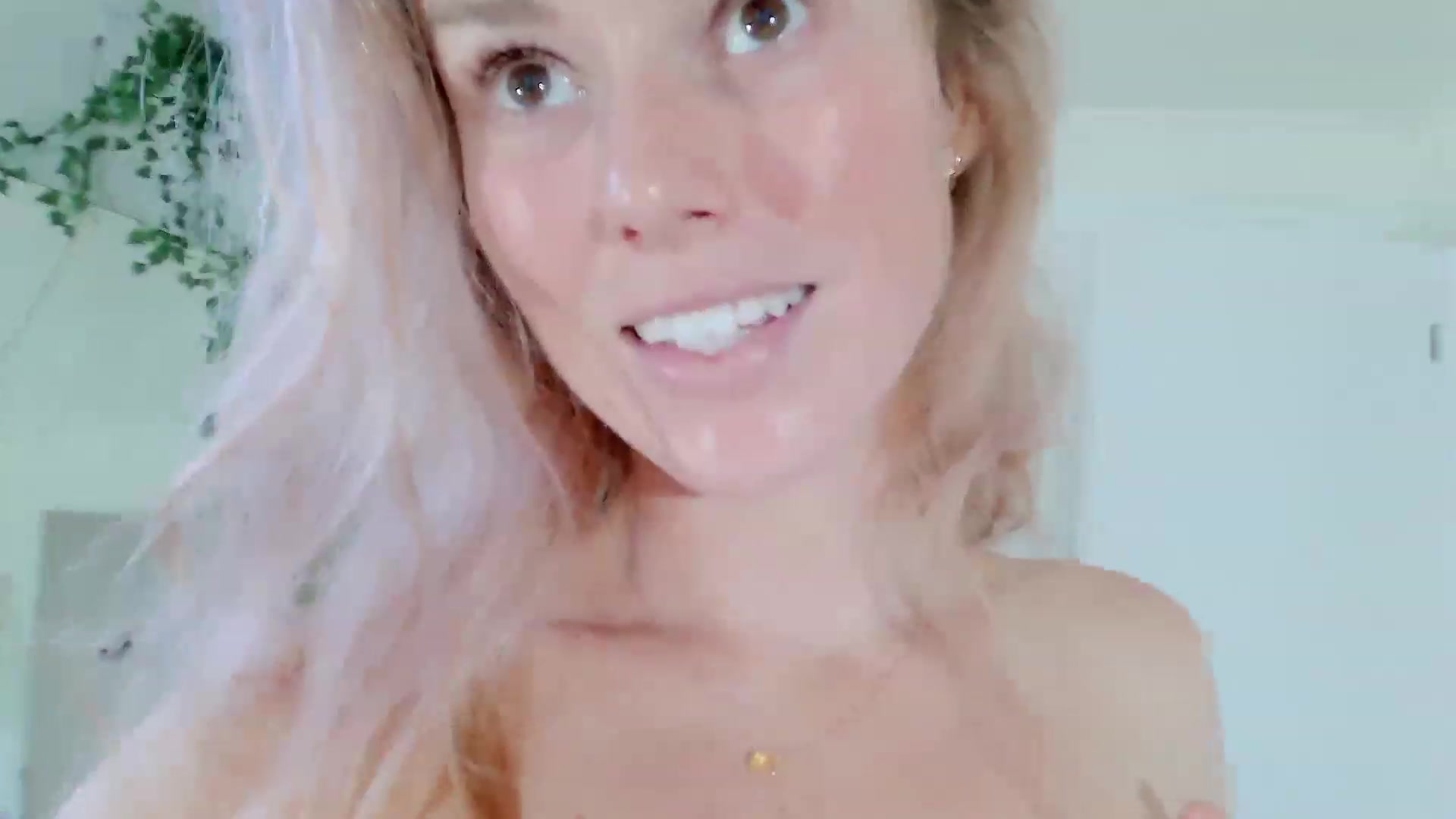 Gallery image thumbnail from Make_It_Reina's myfreecams stream on, 05/12/2023, 02:33 image 17 of 20