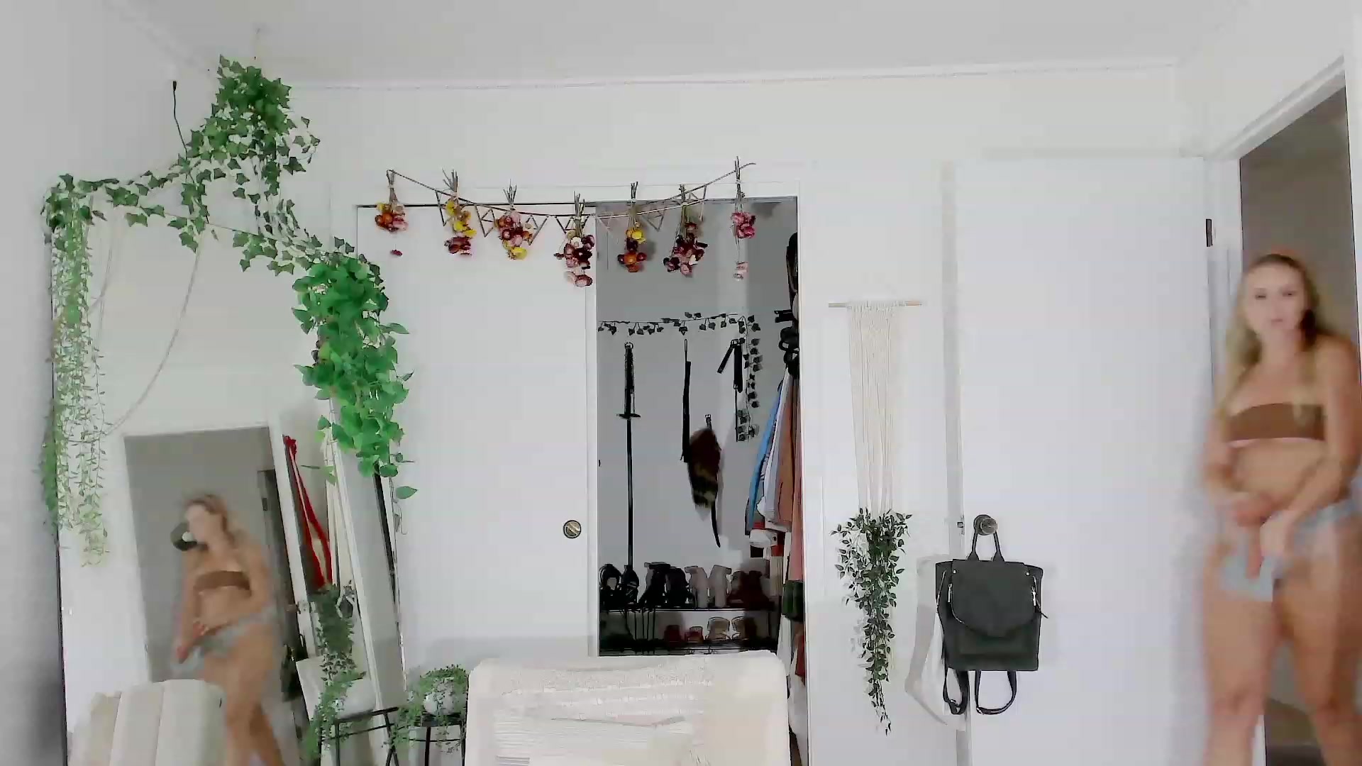 Gallery image thumbnail from Make_It_Reina's myfreecams stream on, 05/31/2023, 03:28 image 1 of 20