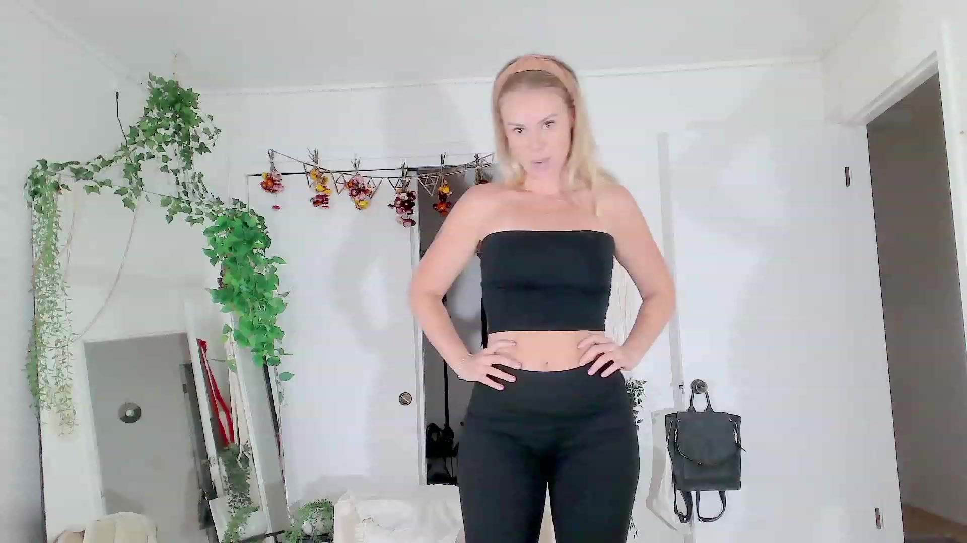 Gallery image thumbnail from Make_It_Reina's myfreecams stream on, 05/31/2023, 04:08 image 6 of 20