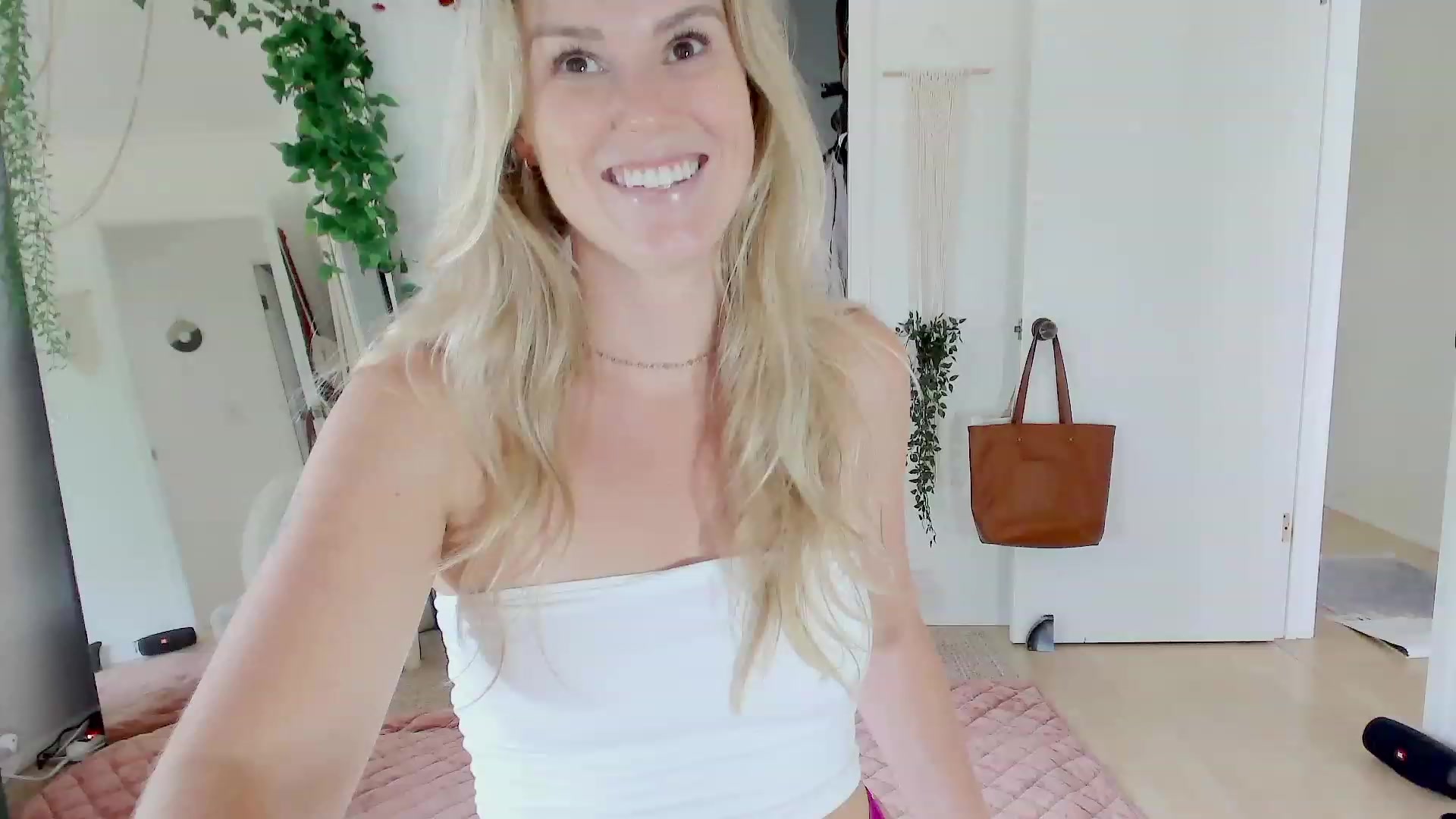 Gallery image thumbnail from Make_It_Reina's myfreecams stream on, 07/13/2023, 24:40 image 16 of 20