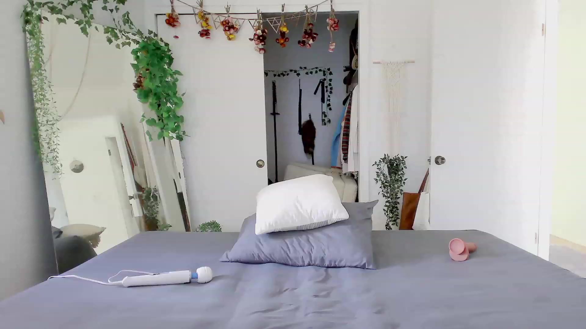 Gallery image thumbnail from Make_It_Reina's myfreecams stream on, 08/05/2023, 24:47 image 17 of 20