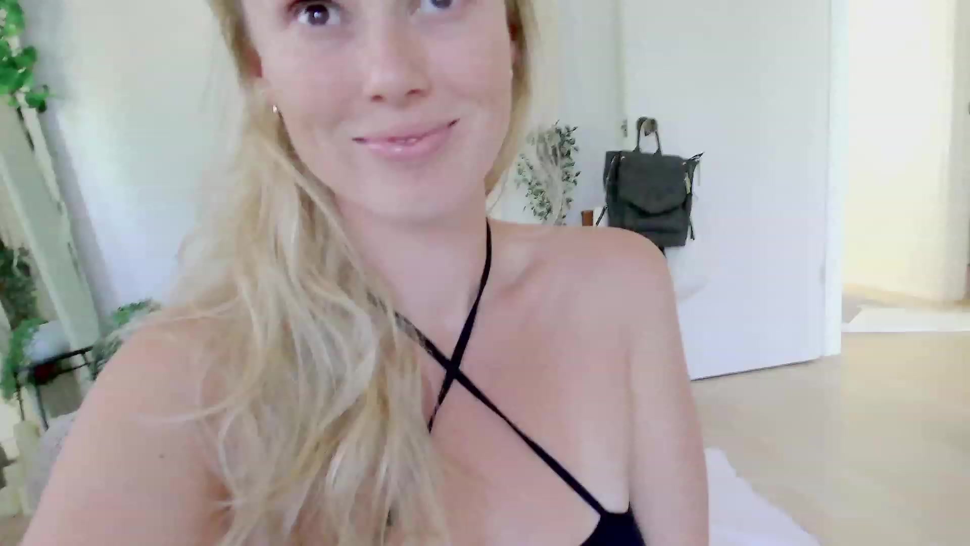 Gallery image thumbnail from Make_It_Reina's myfreecams stream on, 09/01/2023, 02:50 image 17 of 20