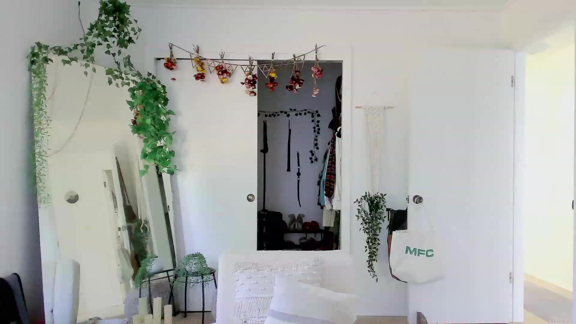Gallery image thumbnail from Make_It_Reina's myfreecams stream on, 09/08/2023, 03:28 image 10 of 20