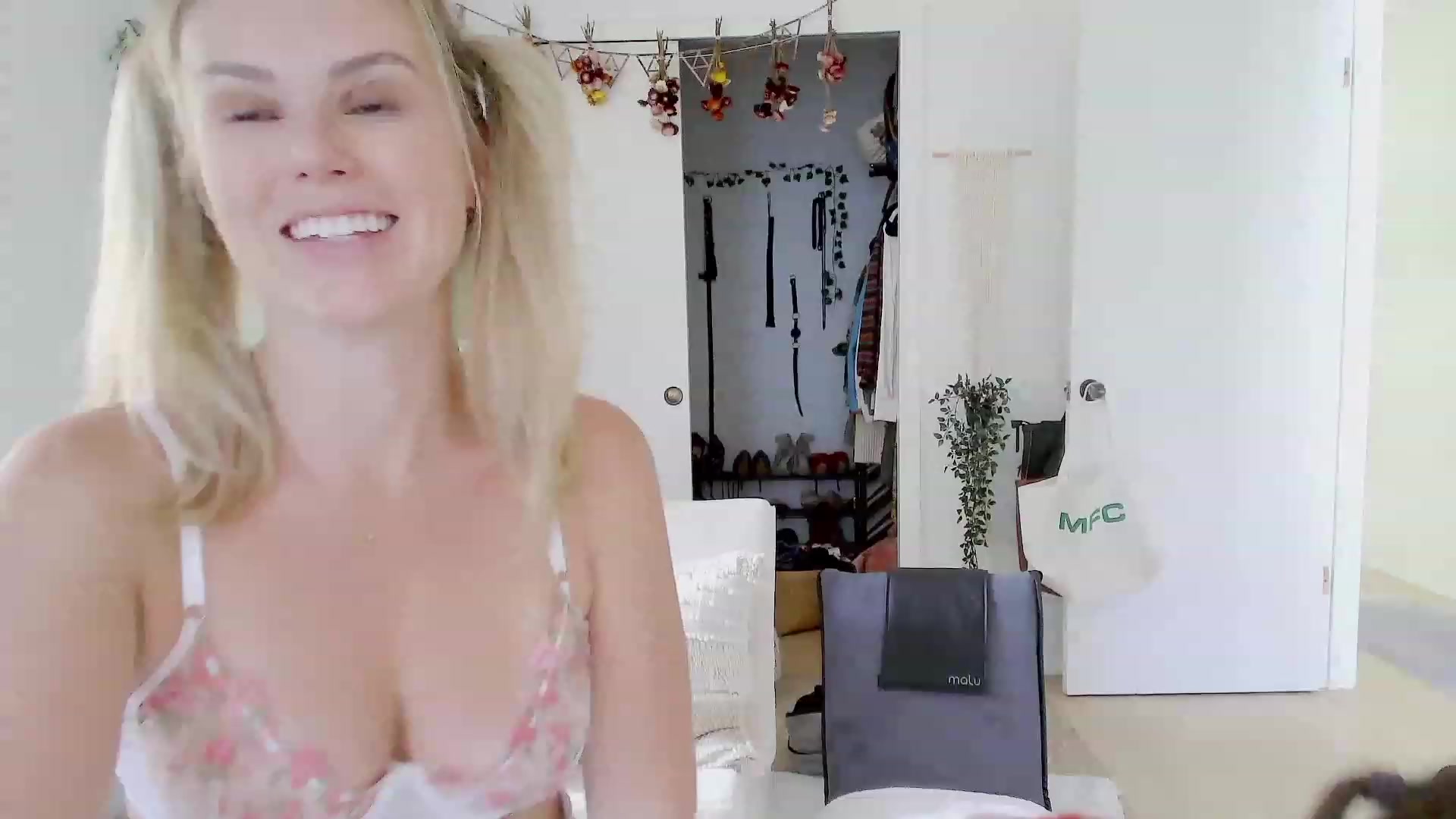 Gallery image thumbnail from Make_It_Reina's myfreecams stream on, 09/13/2023, 01:24 image 9 of 20
