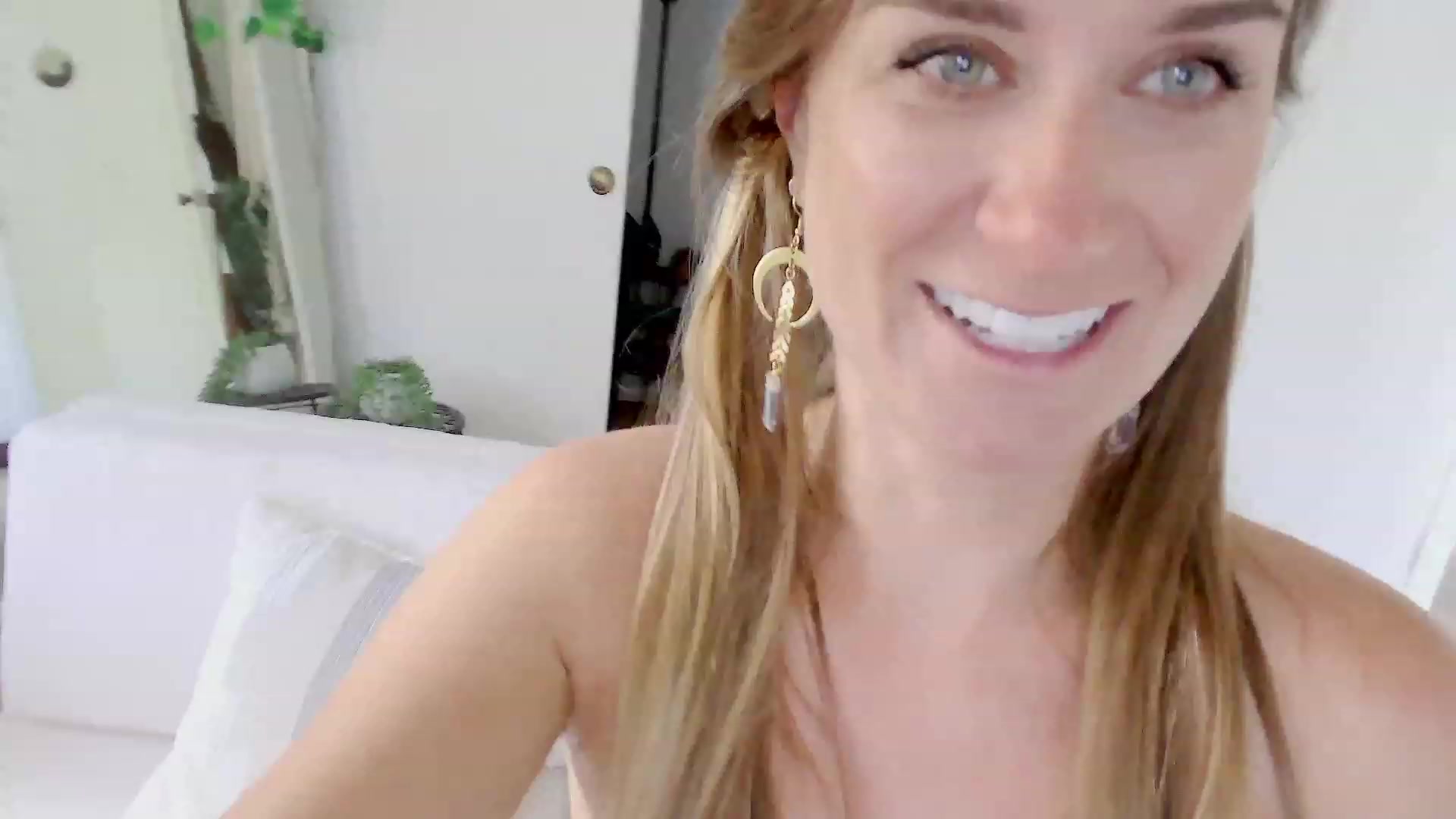 Gallery image thumbnail from Make_It_Reina's myfreecams stream on, 09/14/2023, 24:26 image 17 of 20
