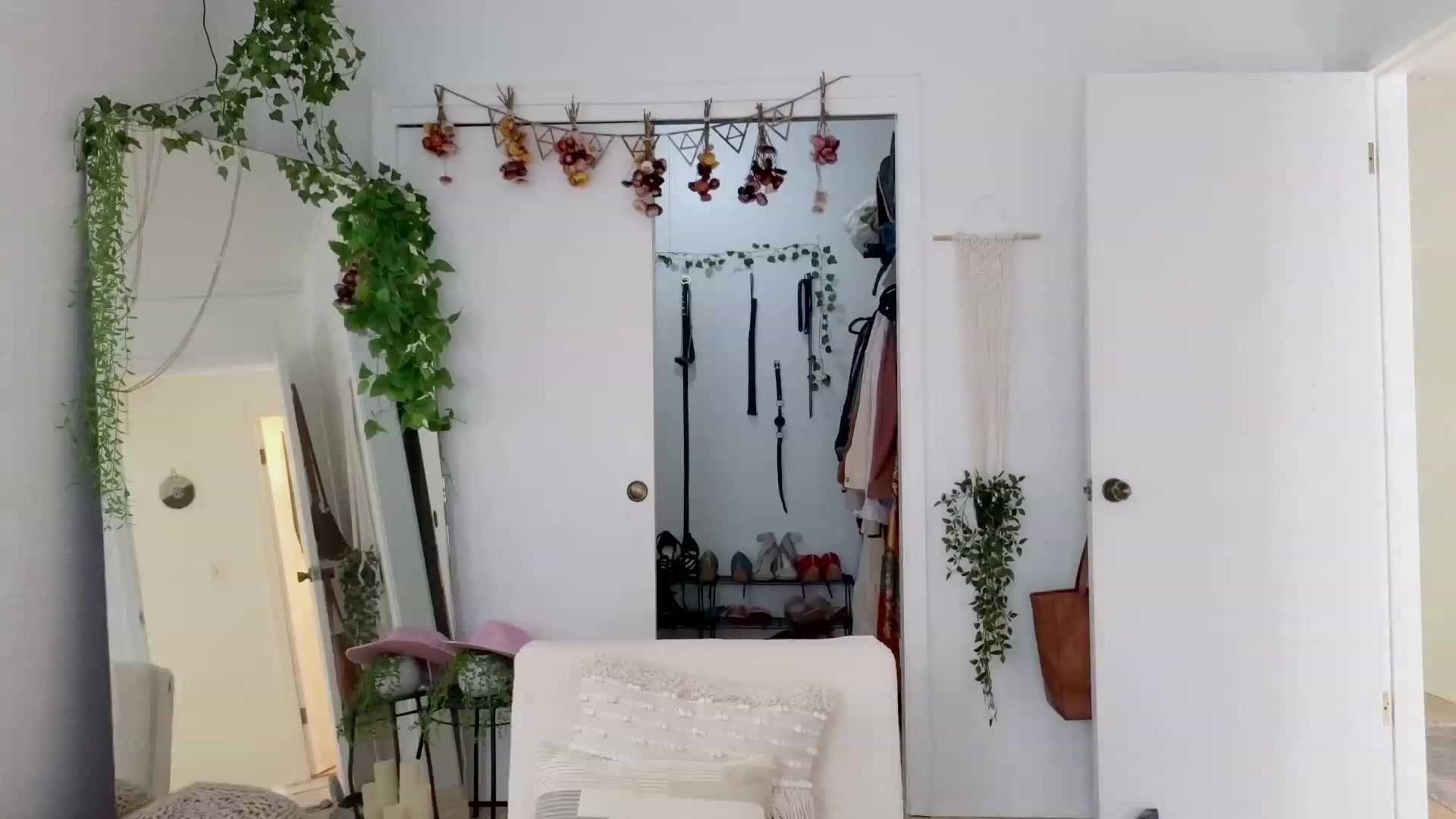 Gallery image thumbnail from Make_It_Reina's myfreecams stream on, 11/23/2023, 01:59 image 1 of 20