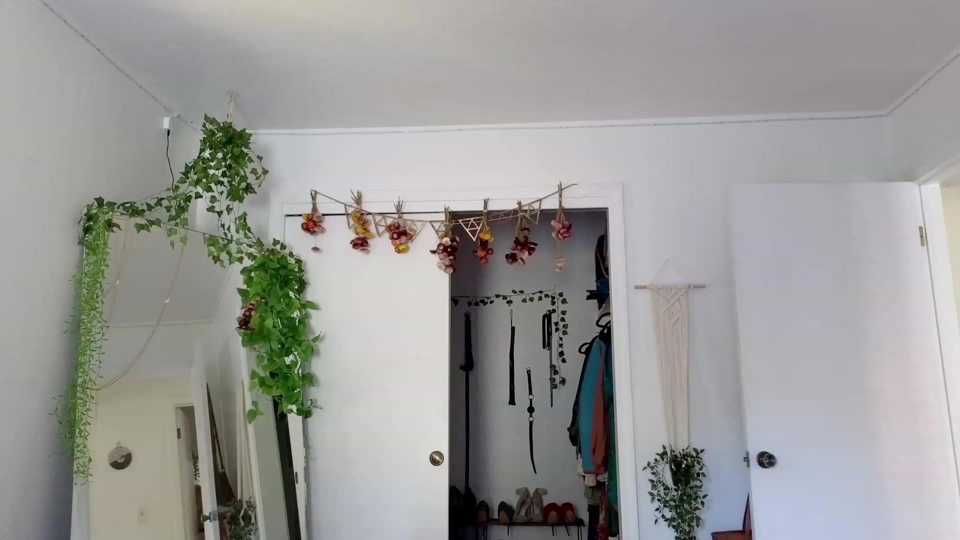 Gallery image thumbnail from Make_It_Reina's myfreecams stream on, 12/13/2023, 24:00 image 19 of 20