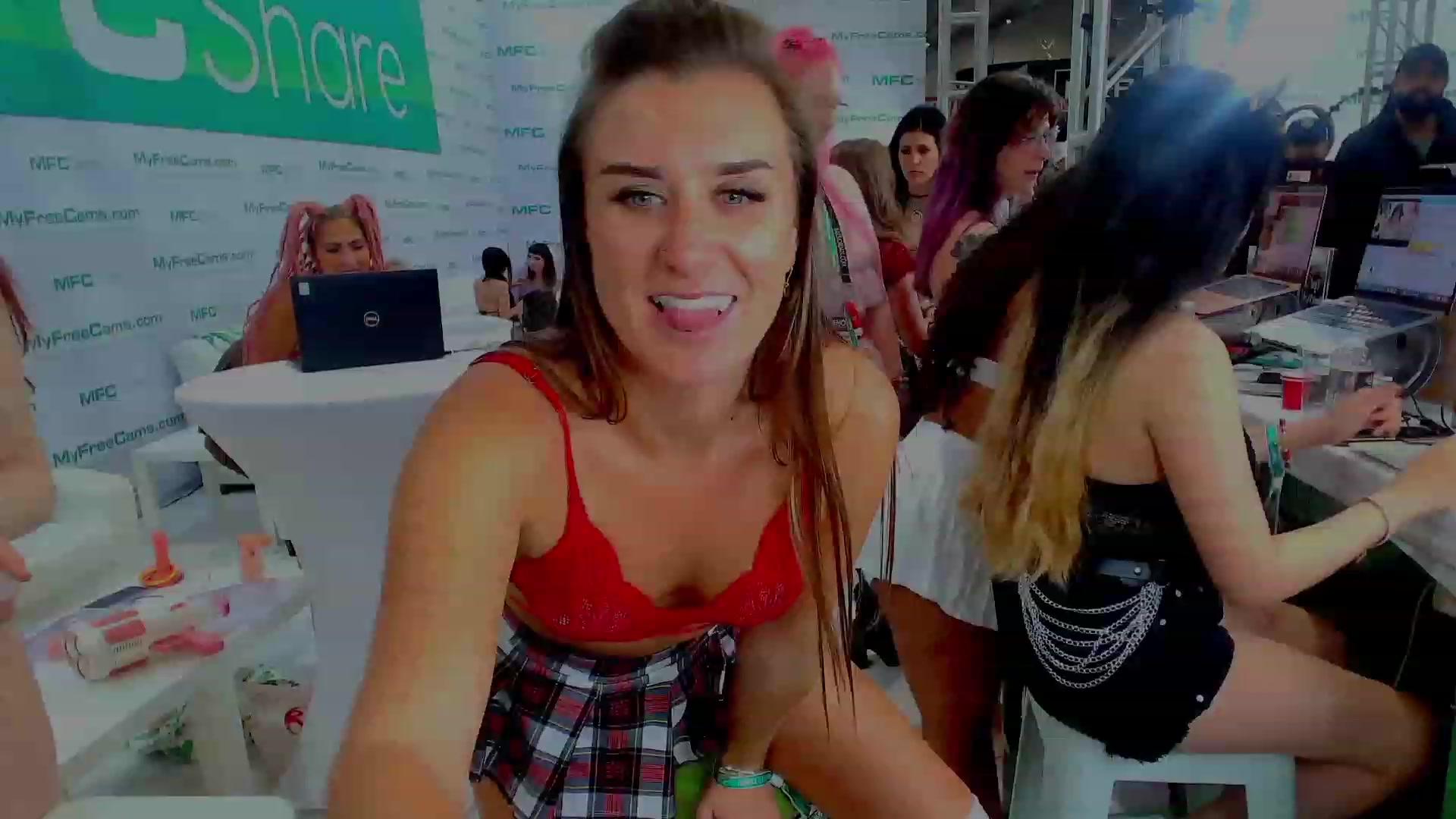 Gallery image thumbnail from Make_It_Reina's myfreecams stream on, 01/27/2024, 01:35 image 2 of 20