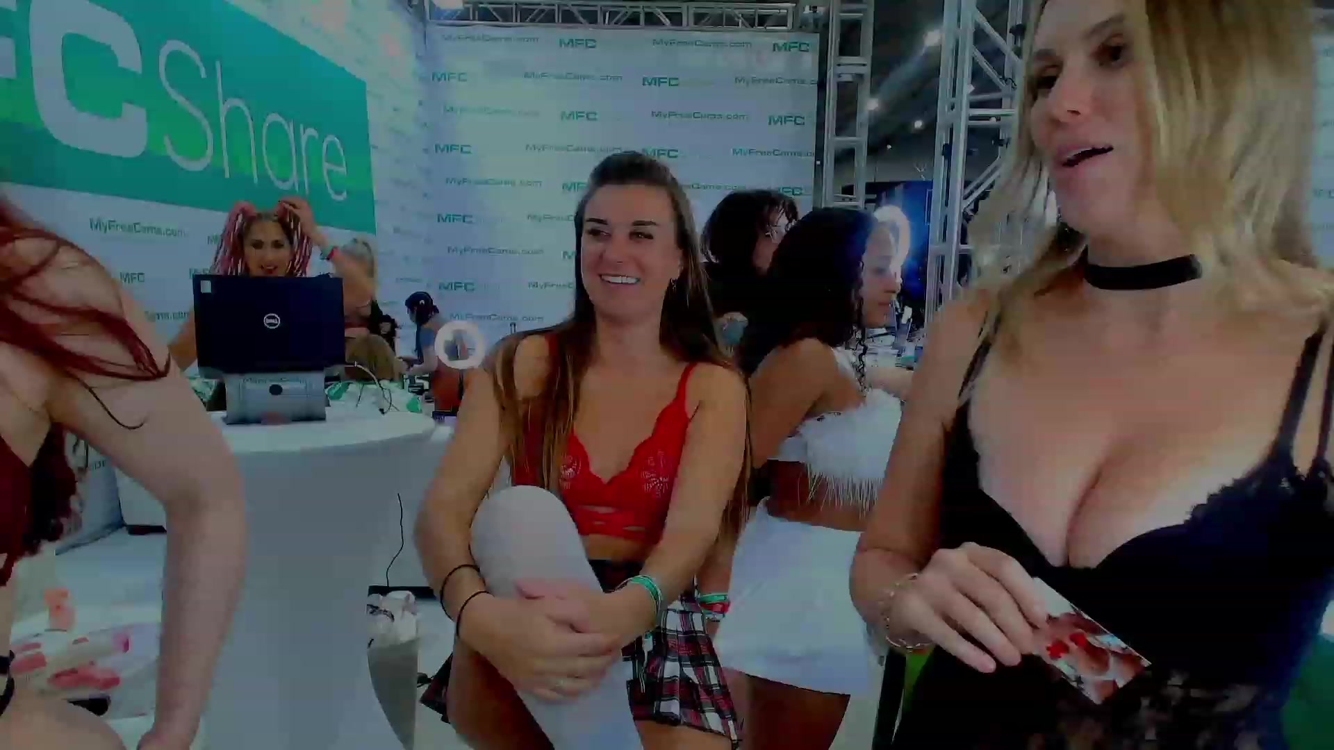 Gallery image thumbnail from Make_It_Reina's myfreecams stream on, 01/27/2024, 01:35 image 8 of 20
