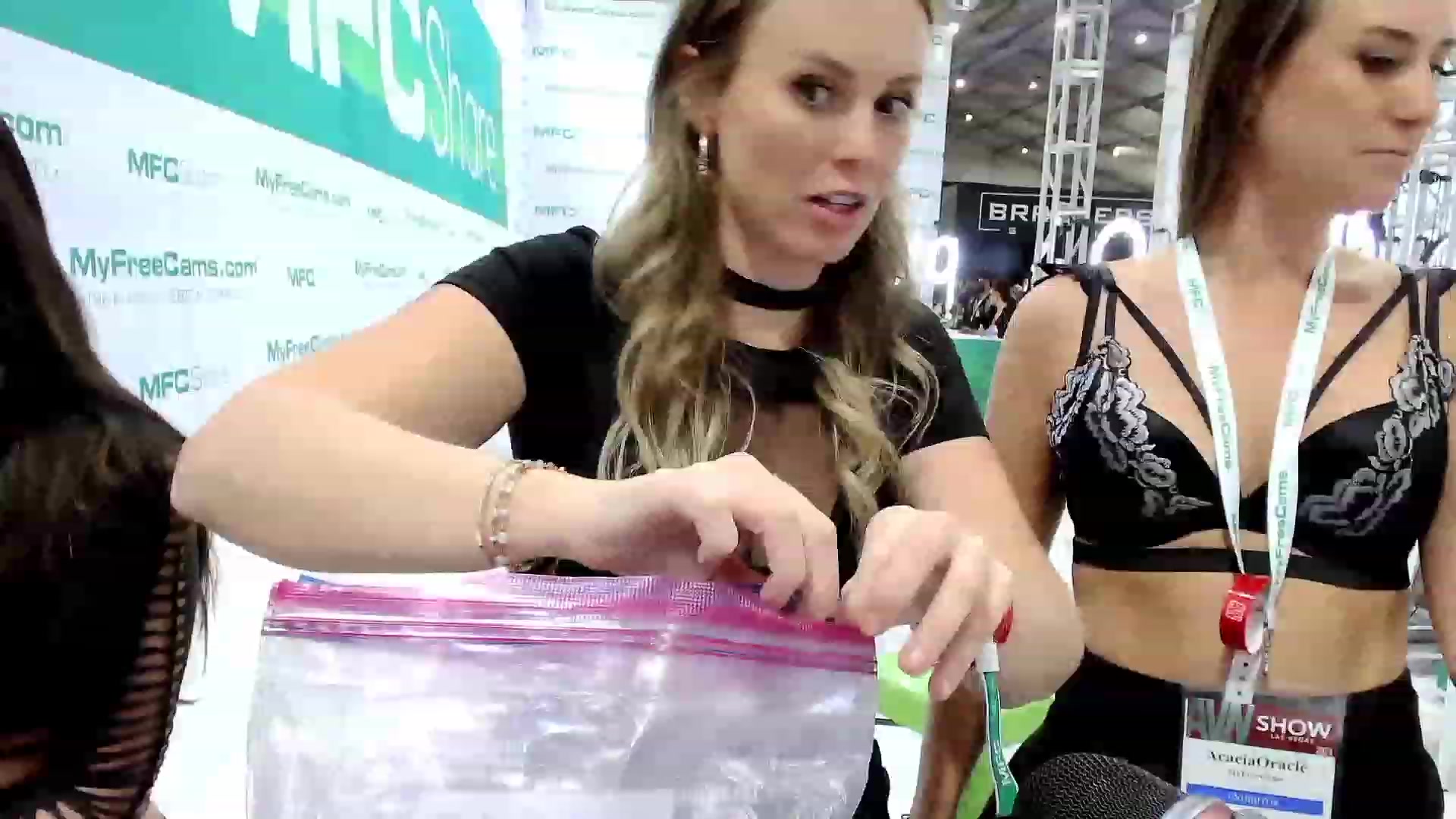 Gallery image thumbnail from Make_It_Reina's myfreecams stream on, 01/28/2024, 24:00 image 16 of 20