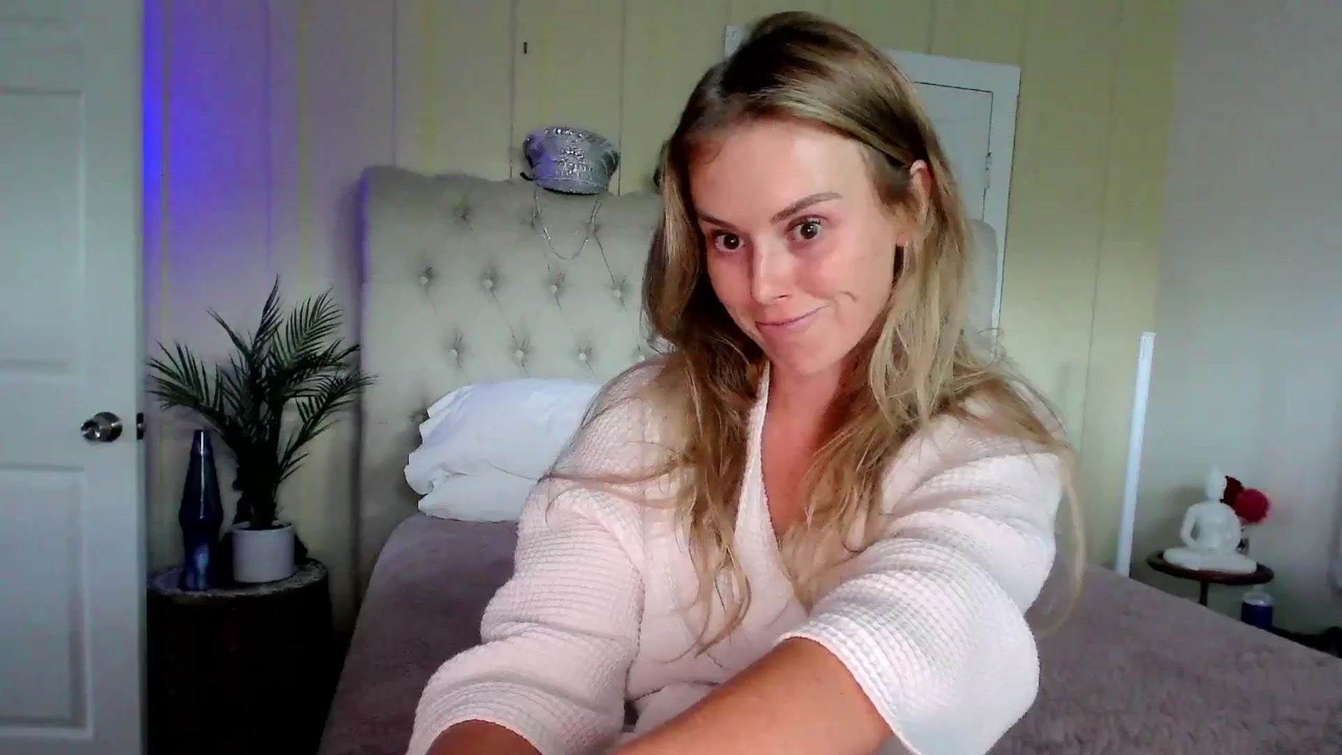Gallery image thumbnail from Make_It_Reina's myfreecams stream on, 03/26/2024, 04:25 image 10 of 20