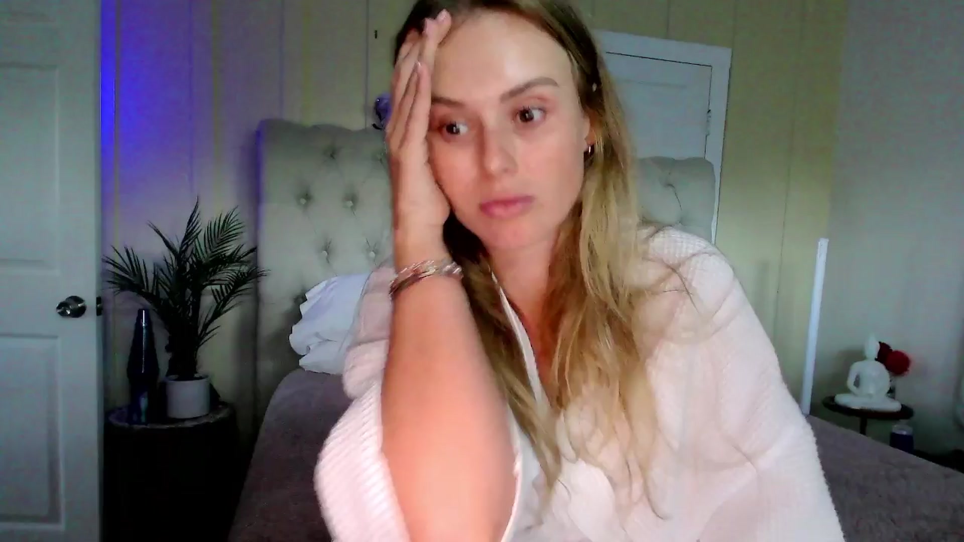 Gallery image thumbnail from Make_It_Reina's myfreecams stream on, 03/26/2024, 04:25 image 15 of 20