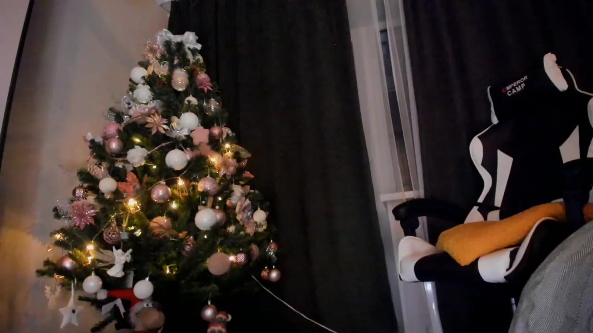 Gallery image thumbnail from Make_my_Luck's myfreecams stream on, 12/06/2022, 19:27 image 14 of 20