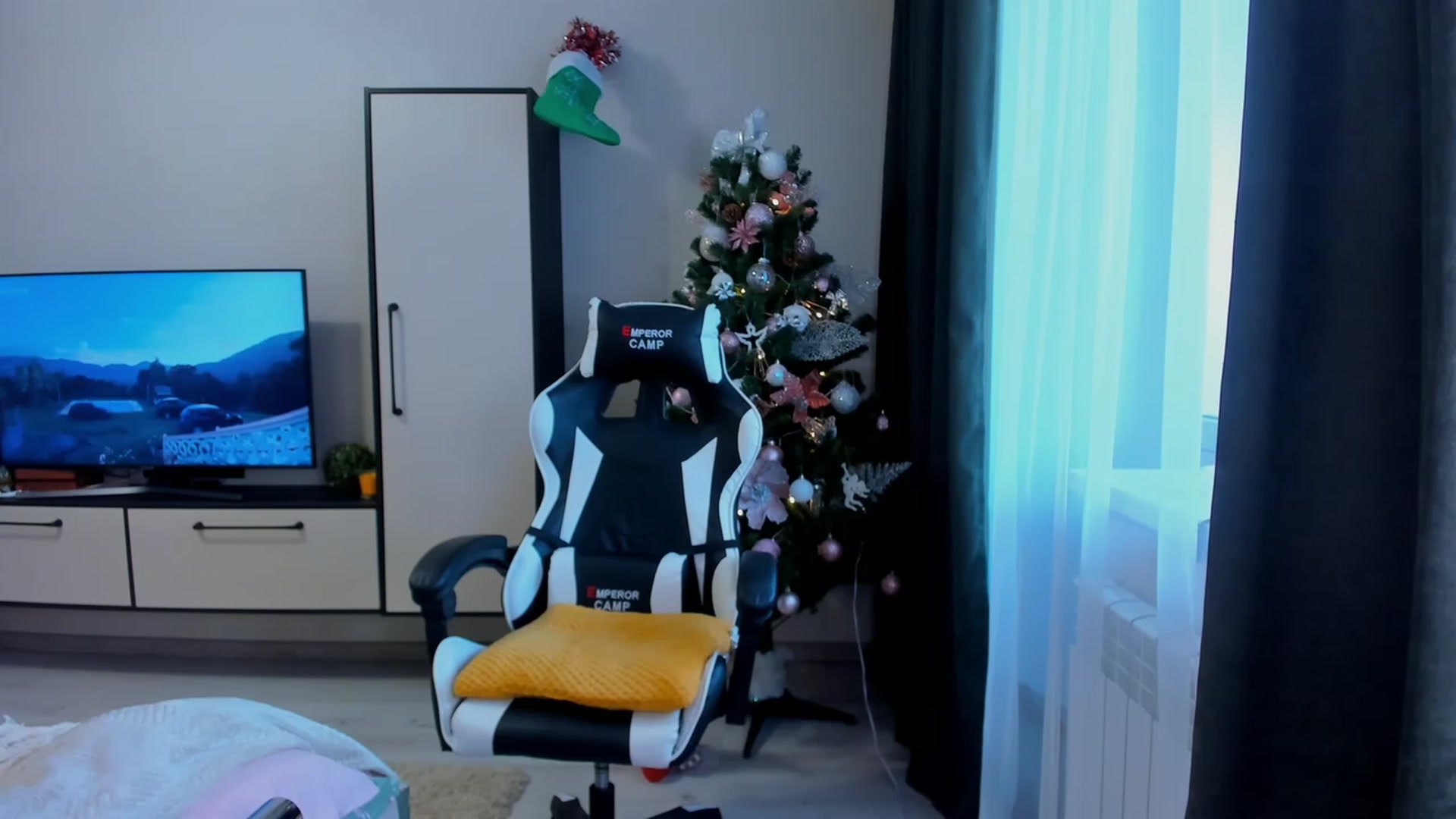 Gallery image thumbnail from Make_my_Luck's myfreecams stream on, 12/09/2022, 09:49 image 1 of 20