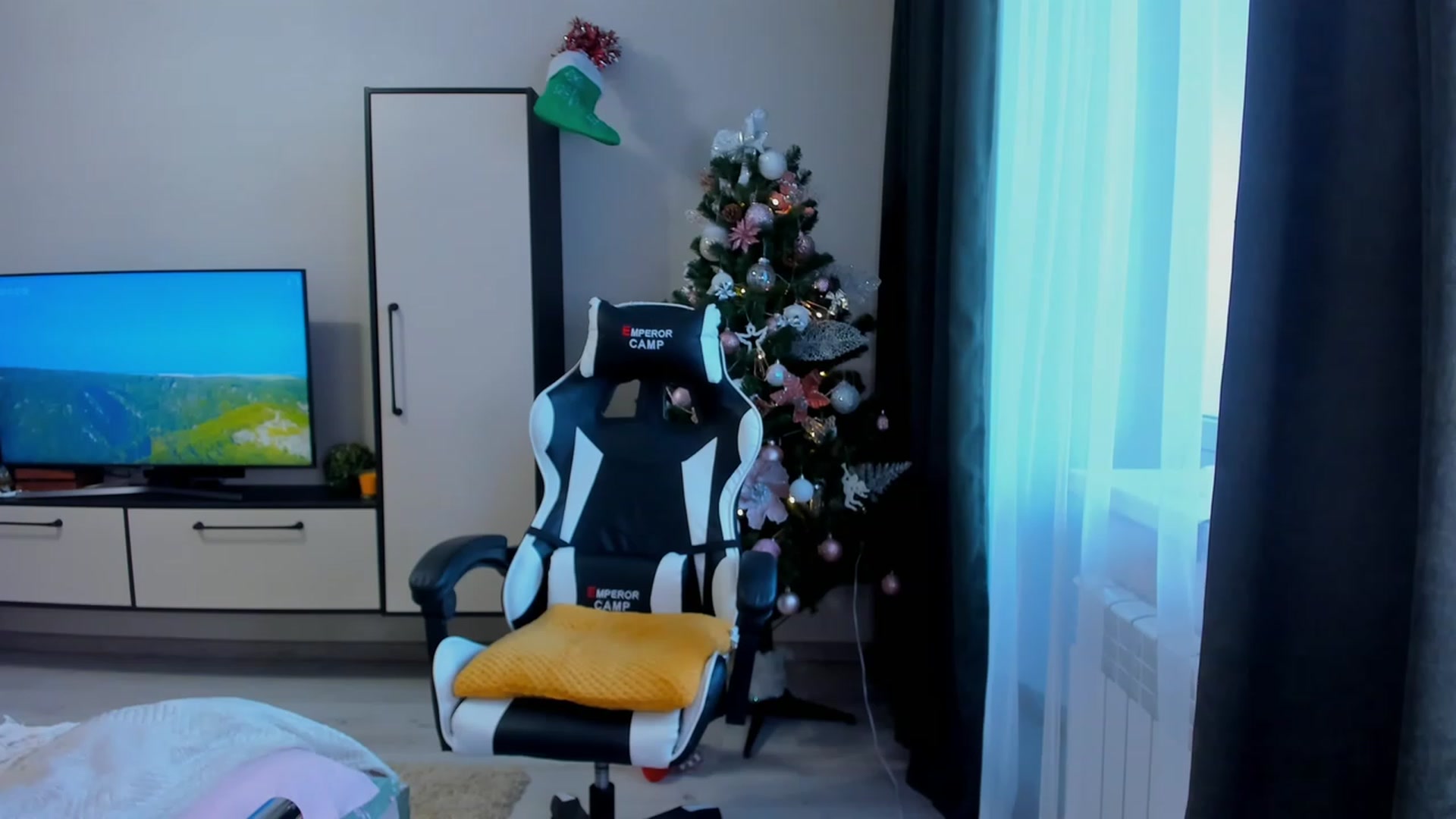 Gallery image thumbnail from Make_my_Luck's myfreecams stream on, 12/09/2022, 09:49 image 3 of 20
